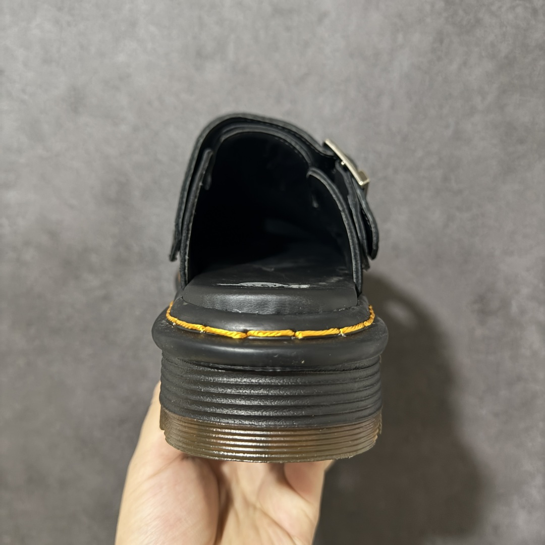 图片[4]-【广东原产版】Dr.Martens 马丁医生 厚底穆勒包头拖鞋 麂皮鞋面自带高级质感，标志性的黄色车线 + 黑色厚底，把马丁的硬核基因和穆勒拖的慵懒感完美融合。 可调节金属扣带，既能固定脚型又能自由调节松紧，上脚直接增高 5cm，秒变大长腿还不笨重。 一脚蹬的设计，出门、居家、通勤都能穿，懒人穿搭直接封神！ 不用系鞋带，不用磨合，上脚就是随性又酷的松弛感，春日穿搭的万能百搭款。 尺码：35-45-选品中心