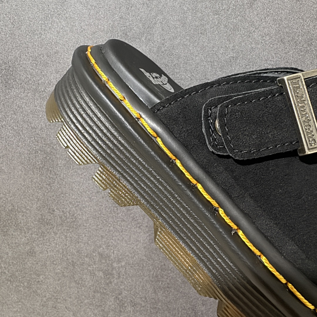 图片[7]-【广东原产版】Dr.Martens 马丁医生 厚底穆勒包头拖鞋 麂皮鞋面自带高级质感，标志性的黄色车线 + 黑色厚底，把马丁的硬核基因和穆勒拖的慵懒感完美融合。 可调节金属扣带，既能固定脚型又能自由调节松紧，上脚直接增高 5cm，秒变大长腿还不笨重。 一脚蹬的设计，出门、居家、通勤都能穿，懒人穿搭直接封神！ 不用系鞋带，不用磨合，上脚就是随性又酷的松弛感，春日穿搭的万能百搭款。 尺码：35-45-选品中心