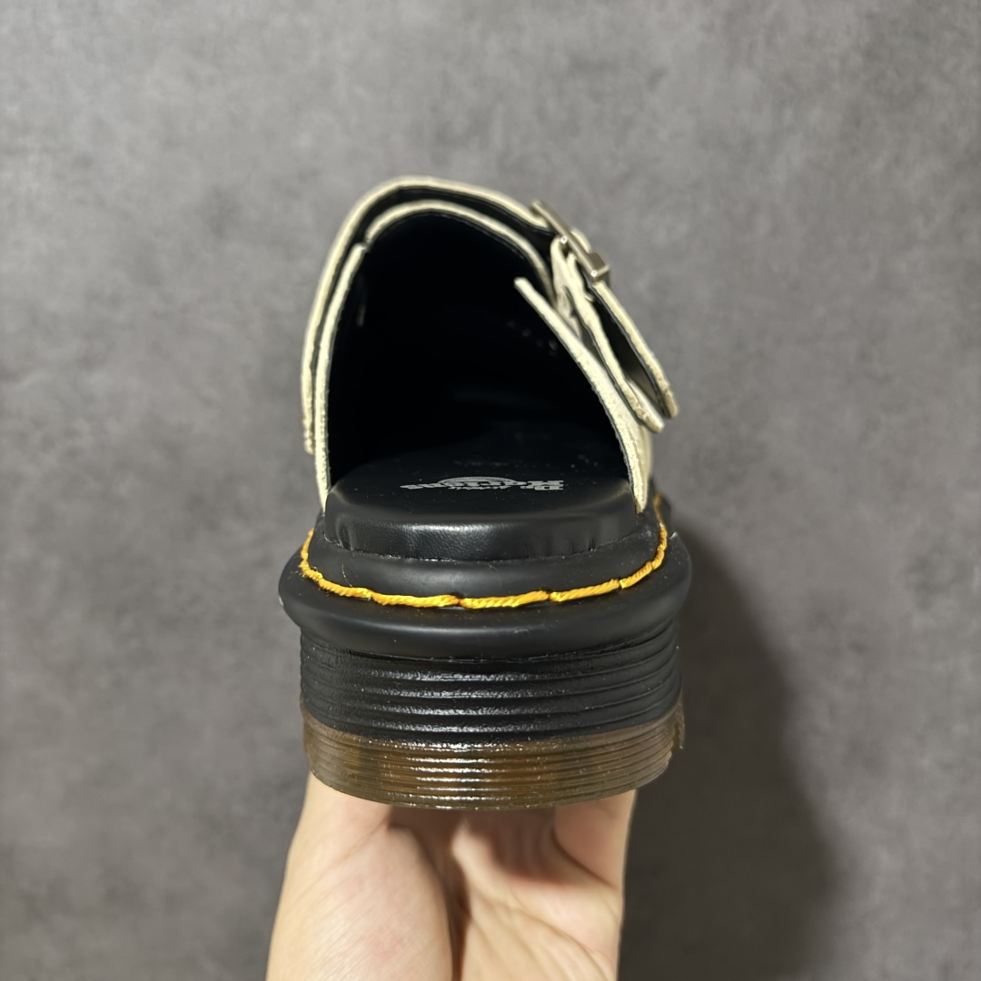 图片[4]-【广东原产版】Dr.Martens 马丁医生 厚底穆勒包头拖鞋 麂皮鞋面自带高级质感，标志性的黄色车线 + 黑色厚底，把马丁的硬核基因和穆勒拖的慵懒感完美融合。 可调节金属扣带，既能固定脚型又能自由调节松紧，上脚直接增高 5cm，秒变大长腿还不笨重。 一脚蹬的设计，出门、居家、通勤都能穿，懒人穿搭直接封神！ 不用系鞋带，不用磨合，上脚就是随性又酷的松弛感，春日穿搭的万能百搭款。 尺码：35-45-选品中心