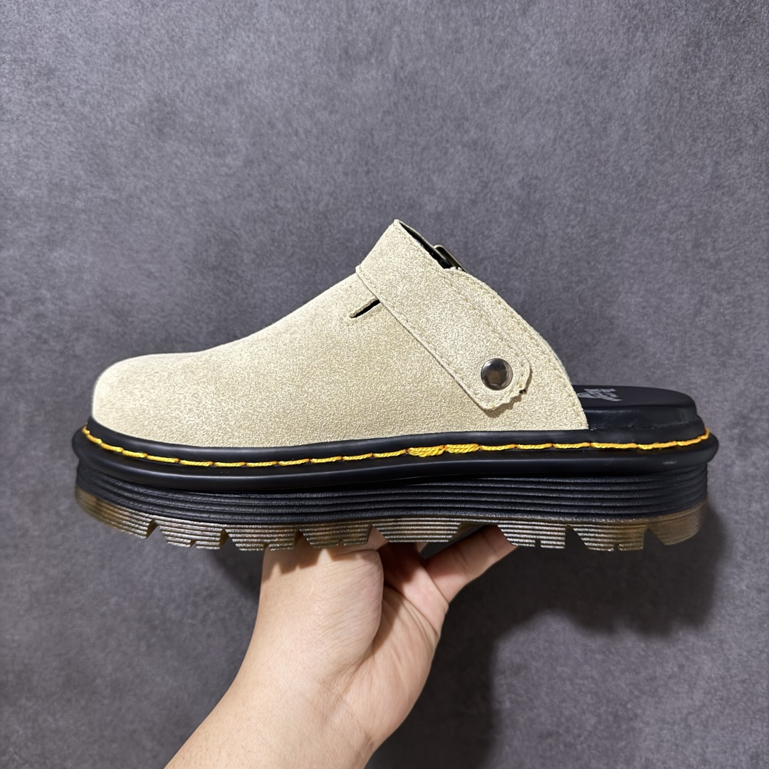 图片[2]-【广东原产版】Dr.Martens 马丁医生 厚底穆勒包头拖鞋 麂皮鞋面自带高级质感，标志性的黄色车线 + 黑色厚底，把马丁的硬核基因和穆勒拖的慵懒感完美融合。 可调节金属扣带，既能固定脚型又能自由调节松紧，上脚直接增高 5cm，秒变大长腿还不笨重。 一脚蹬的设计，出门、居家、通勤都能穿，懒人穿搭直接封神！ 不用系鞋带，不用磨合，上脚就是随性又酷的松弛感，春日穿搭的万能百搭款。 尺码：35-45-选品中心