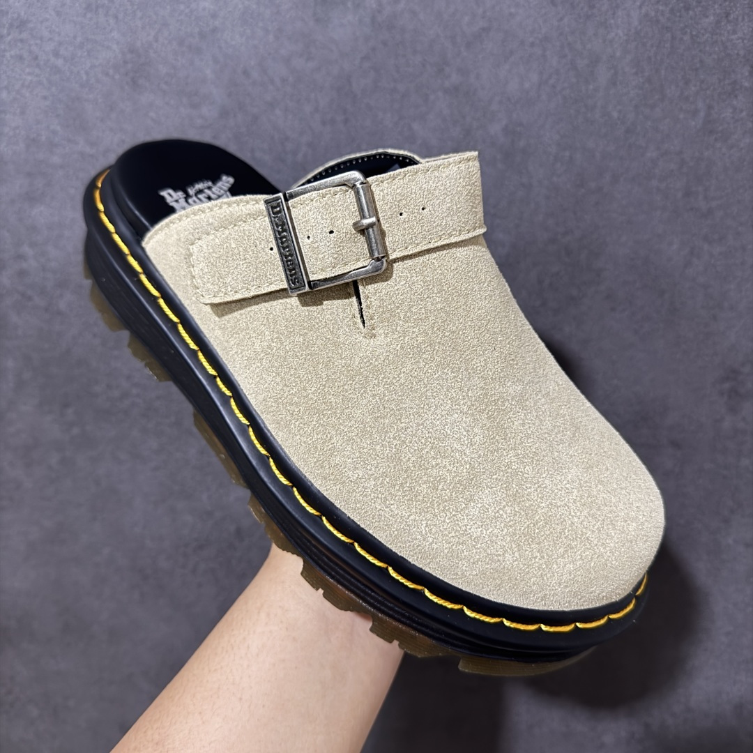图片[3]-【广东原产版】Dr.Martens 马丁医生 厚底穆勒包头拖鞋 麂皮鞋面自带高级质感，标志性的黄色车线 + 黑色厚底，把马丁的硬核基因和穆勒拖的慵懒感完美融合。 可调节金属扣带，既能固定脚型又能自由调节松紧，上脚直接增高 5cm，秒变大长腿还不笨重。 一脚蹬的设计，出门、居家、通勤都能穿，懒人穿搭直接封神！ 不用系鞋带，不用磨合，上脚就是随性又酷的松弛感，春日穿搭的万能百搭款。 尺码：35-45-选品中心
