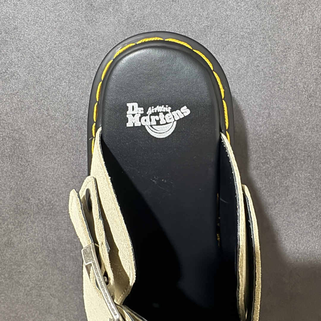 图片[6]-【广东原产版】Dr.Martens 马丁医生 厚底穆勒包头拖鞋 麂皮鞋面自带高级质感，标志性的黄色车线 + 黑色厚底，把马丁的硬核基因和穆勒拖的慵懒感完美融合。 可调节金属扣带，既能固定脚型又能自由调节松紧，上脚直接增高 5cm，秒变大长腿还不笨重。 一脚蹬的设计，出门、居家、通勤都能穿，懒人穿搭直接封神！ 不用系鞋带，不用磨合，上脚就是随性又酷的松弛感，春日穿搭的万能百搭款。 尺码：35-45-选品中心