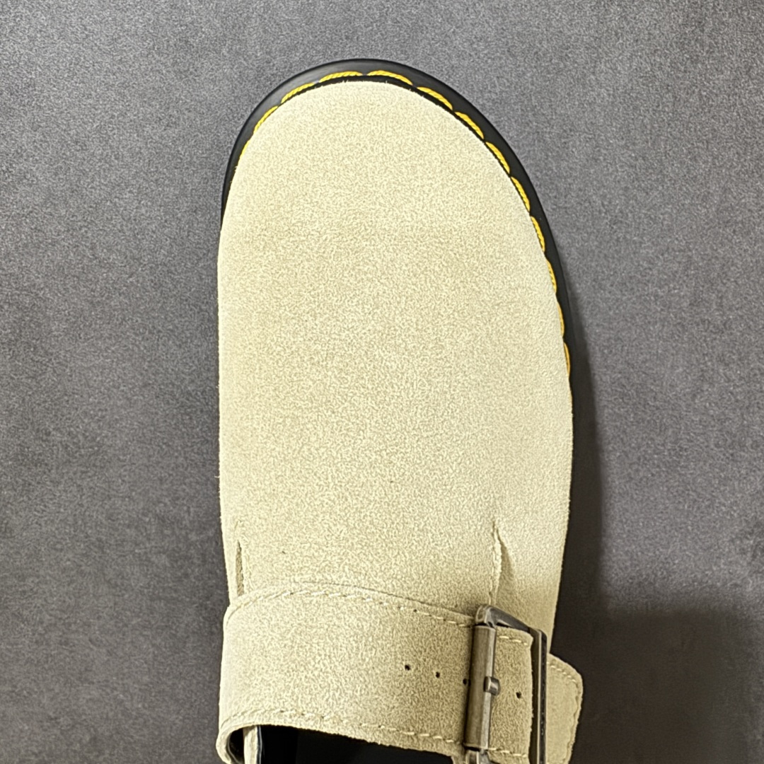 图片[5]-【广东原产版】Dr.Martens 马丁医生 厚底穆勒包头拖鞋 麂皮鞋面自带高级质感，标志性的黄色车线 + 黑色厚底，把马丁的硬核基因和穆勒拖的慵懒感完美融合。 可调节金属扣带，既能固定脚型又能自由调节松紧，上脚直接增高 5cm，秒变大长腿还不笨重。 一脚蹬的设计，出门、居家、通勤都能穿，懒人穿搭直接封神！ 不用系鞋带，不用磨合，上脚就是随性又酷的松弛感，春日穿搭的万能百搭款。 尺码：35-45-选品中心