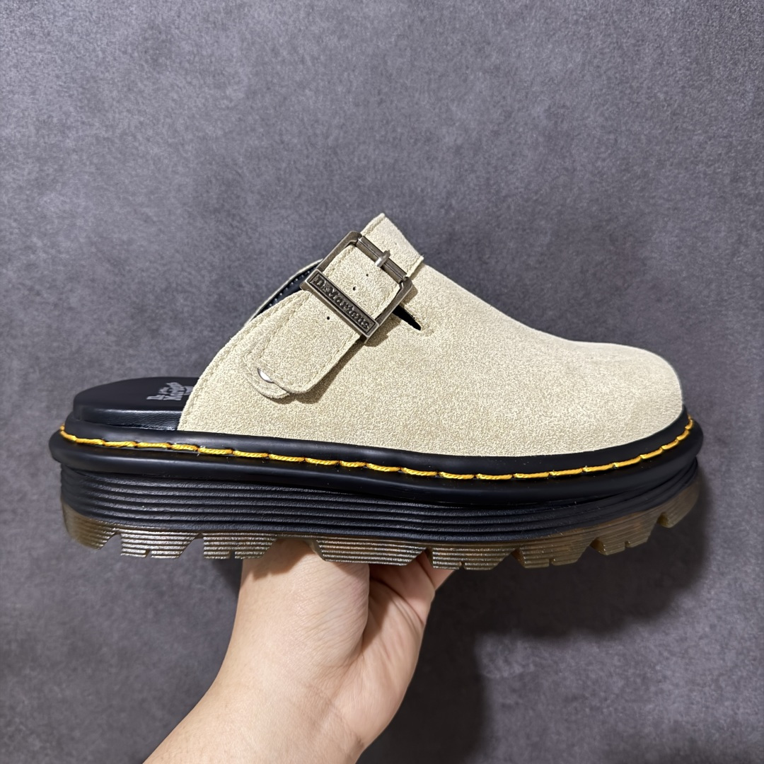 【广东原产版】Dr.Martens 马丁医生 厚底穆勒包头拖鞋 麂皮鞋面自带高级质感，标志性的黄色车线 + 黑色厚底，把马丁的硬核基因和穆勒拖的慵懒感完美融合。 可调节金属扣带，既能固定脚型又能自由调节松紧，上脚直接增高 5cm，秒变大长腿还不笨重。 一脚蹬的设计，出门、居家、通勤都能穿，懒人穿搭直接封神！ 不用系鞋带，不用磨合，上脚就是随性又酷的松弛感，春日穿搭的万能百搭款。 尺码：35-45-选品中心