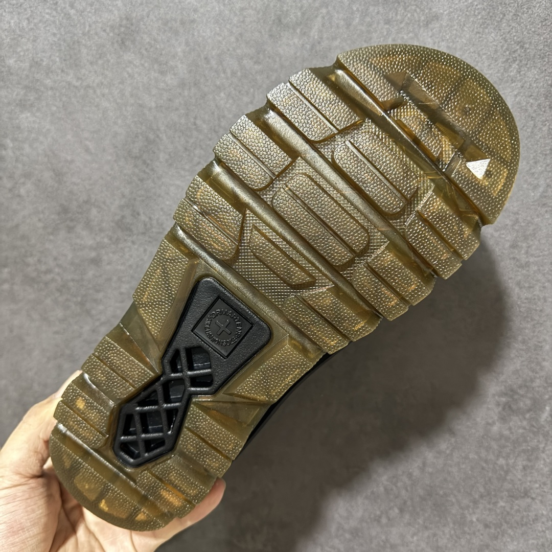 图片[9]-【广东原产版】Dr.Martens 马丁医生 厚底穆勒包头拖鞋 麂皮鞋面自带高级质感，标志性的黄色车线 + 黑色厚底，把马丁的硬核基因和穆勒拖的慵懒感完美融合。 可调节金属扣带，既能固定脚型又能自由调节松紧，上脚直接增高 5cm，秒变大长腿还不笨重。 一脚蹬的设计，出门、居家、通勤都能穿，懒人穿搭直接封神！ 不用系鞋带，不用磨合，上脚就是随性又酷的松弛感，春日穿搭的万能百搭款。 尺码：35-45-选品中心