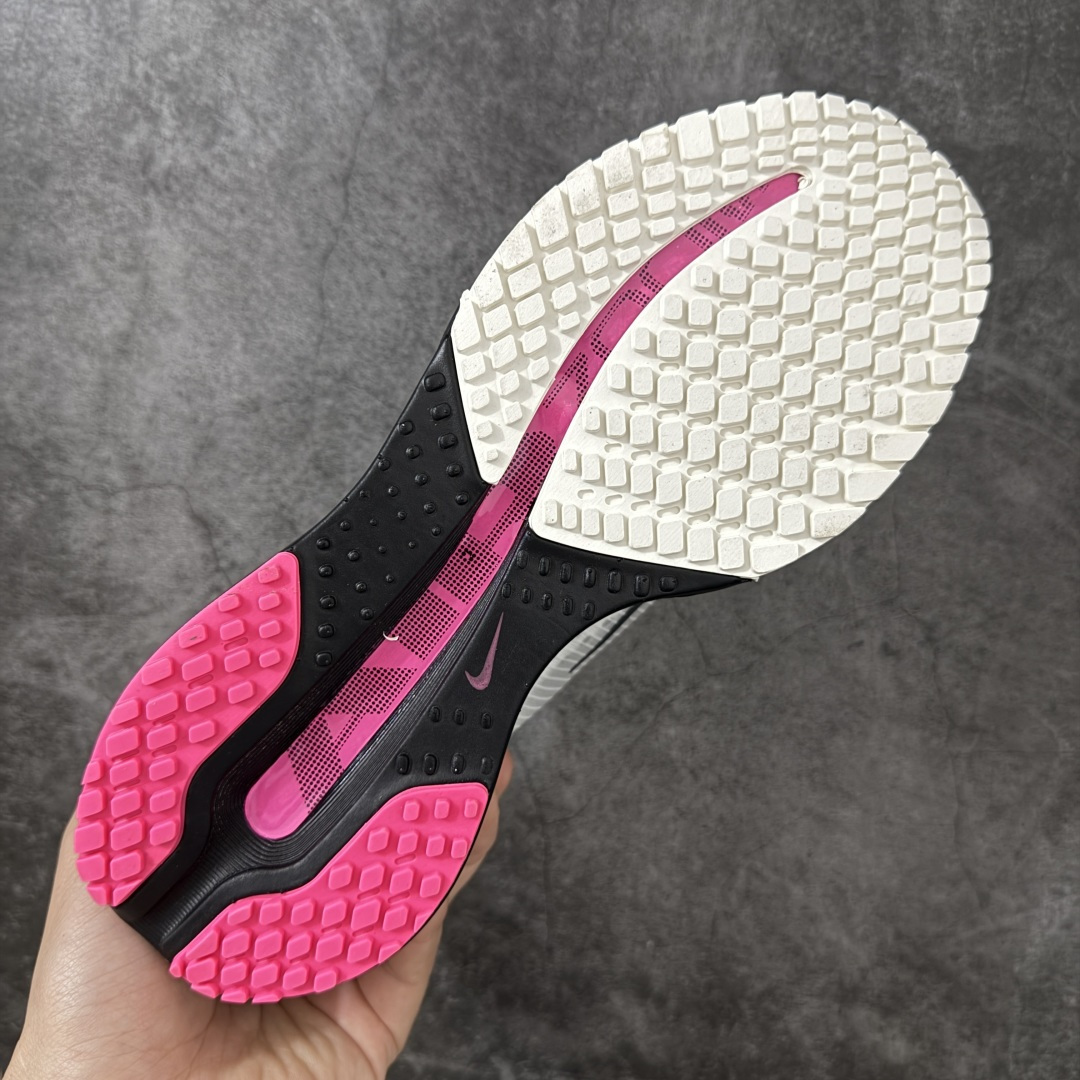 图片[9]-【S版纯原】Nike Pegasus Premium SE 舒适百搭减震防滑耐磨透气 低帮跑步鞋 灰黑红 简约又不失活力，上脚超吸睛。  它不仅颜值高，性能更是一绝！  全掌气垫科技，减震防滑超耐磨，每一步都能感受到强劲回弹，给双脚舒适支撑。  透气鞋面，跑步时双脚也能自由呼吸。    #独家原包 原底原料 开模打造  #原厂鞋标 高精密准度  #原楦原纸板开发 匹配原版98%以上  #后跟弧度 正确呈现  #原厂皮料 质感无敌  #皮料切割干净 无任何毛边 清洁度细节完美    货号：IH3256-700    尺码：35.5-46-选品中心