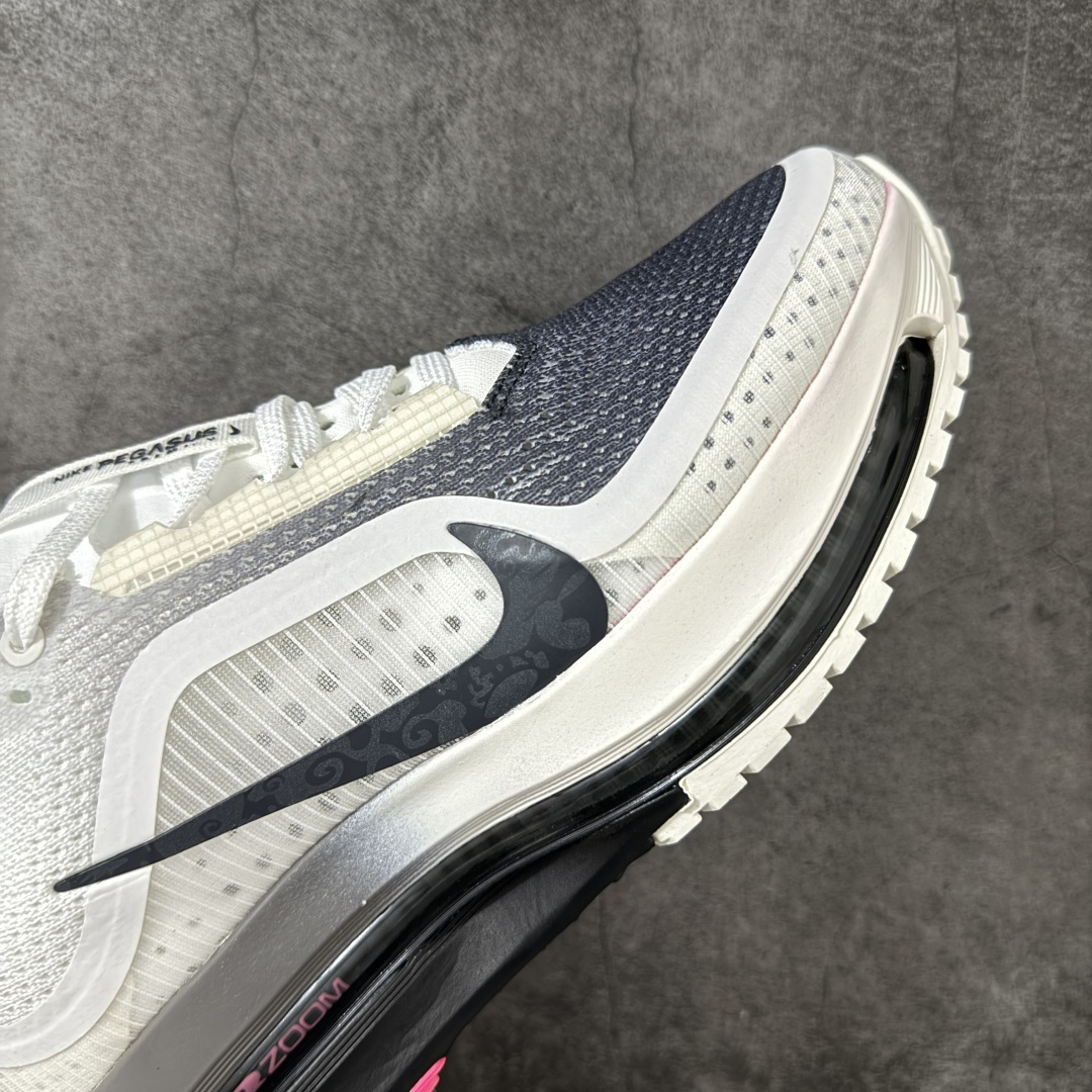 图片[6]-【S版纯原】Nike Pegasus Premium SE 舒适百搭减震防滑耐磨透气 低帮跑步鞋 灰黑红 简约又不失活力，上脚超吸睛。  它不仅颜值高，性能更是一绝！  全掌气垫科技，减震防滑超耐磨，每一步都能感受到强劲回弹，给双脚舒适支撑。  透气鞋面，跑步时双脚也能自由呼吸。    #独家原包 原底原料 开模打造  #原厂鞋标 高精密准度  #原楦原纸板开发 匹配原版98%以上  #后跟弧度 正确呈现  #原厂皮料 质感无敌  #皮料切割干净 无任何毛边 清洁度细节完美    货号：IH3256-700    尺码：35.5-46-选品中心