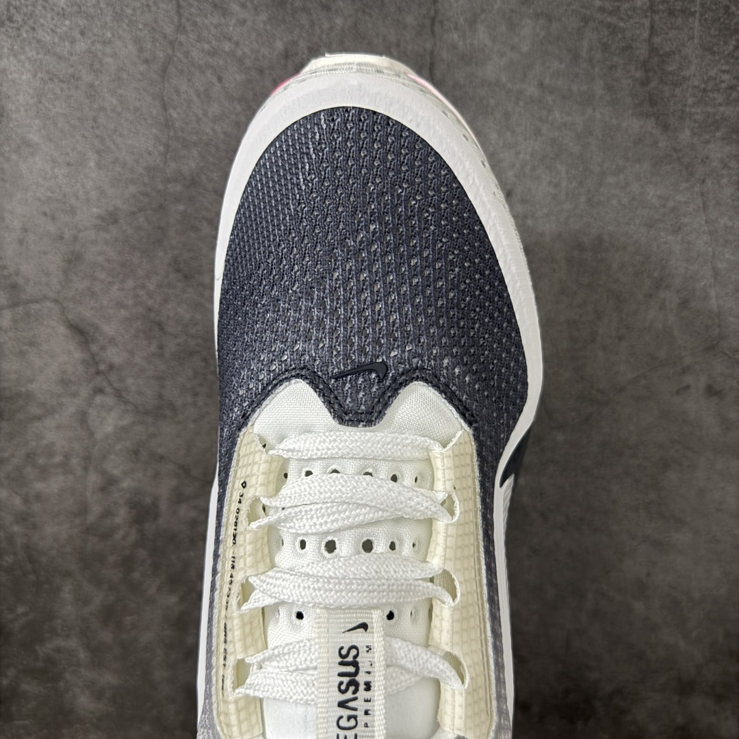 图片[5]-【S版纯原】Nike Pegasus Premium SE 舒适百搭减震防滑耐磨透气 低帮跑步鞋 灰黑红 简约又不失活力，上脚超吸睛。  它不仅颜值高，性能更是一绝！  全掌气垫科技，减震防滑超耐磨，每一步都能感受到强劲回弹，给双脚舒适支撑。  透气鞋面，跑步时双脚也能自由呼吸。    #独家原包 原底原料 开模打造  #原厂鞋标 高精密准度  #原楦原纸板开发 匹配原版98%以上  #后跟弧度 正确呈现  #原厂皮料 质感无敌  #皮料切割干净 无任何毛边 清洁度细节完美    货号：IH3256-700    尺码：35.5-46-选品中心