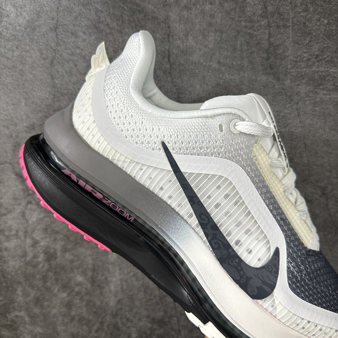 图片[7]-【S版纯原】Nike Pegasus Premium SE 舒适百搭减震防滑耐磨透气 低帮跑步鞋 灰黑红 简约又不失活力，上脚超吸睛。  它不仅颜值高，性能更是一绝！  全掌气垫科技，减震防滑超耐磨，每一步都能感受到强劲回弹，给双脚舒适支撑。  透气鞋面，跑步时双脚也能自由呼吸。    #独家原包 原底原料 开模打造  #原厂鞋标 高精密准度  #原楦原纸板开发 匹配原版98%以上  #后跟弧度 正确呈现  #原厂皮料 质感无敌  #皮料切割干净 无任何毛边 清洁度细节完美    货号：IH3256-700    尺码：35.5-46-选品中心