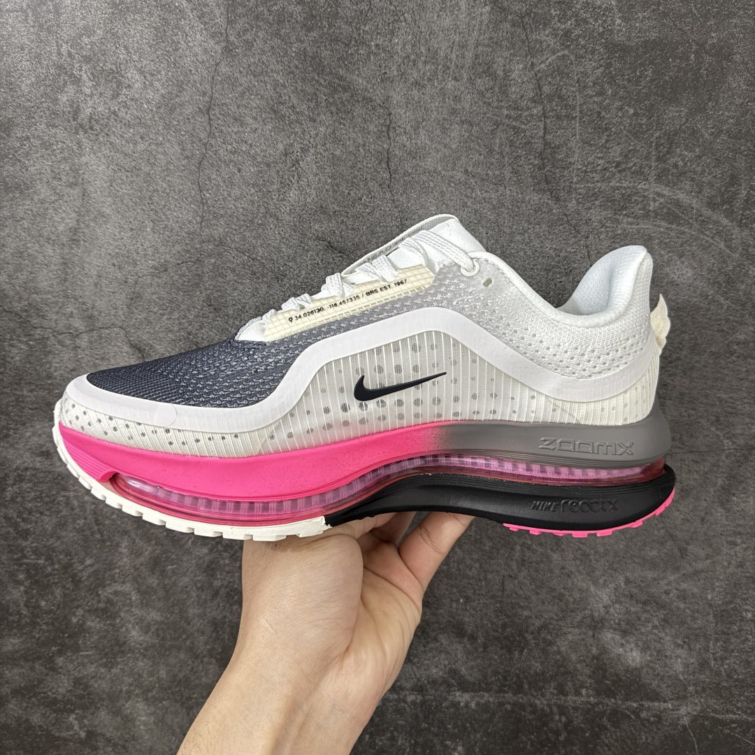 图片[2]-【S版纯原】Nike Pegasus Premium SE 舒适百搭减震防滑耐磨透气 低帮跑步鞋 灰黑红 简约又不失活力，上脚超吸睛。  它不仅颜值高，性能更是一绝！  全掌气垫科技，减震防滑超耐磨，每一步都能感受到强劲回弹，给双脚舒适支撑。  透气鞋面，跑步时双脚也能自由呼吸。    #独家原包 原底原料 开模打造  #原厂鞋标 高精密准度  #原楦原纸板开发 匹配原版98%以上  #后跟弧度 正确呈现  #原厂皮料 质感无敌  #皮料切割干净 无任何毛边 清洁度细节完美    货号：IH3256-700    尺码：35.5-46-选品中心