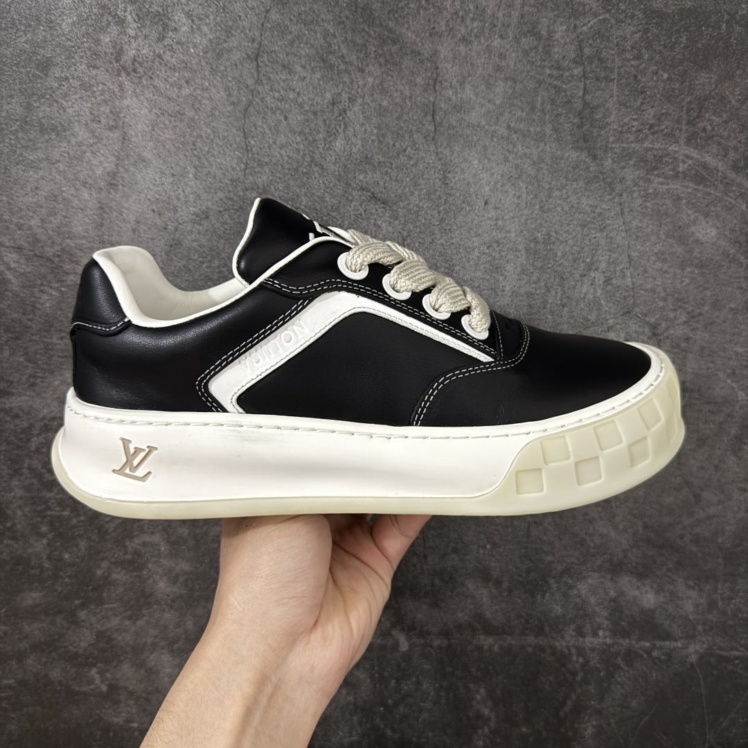 【顶级头层礼盒】广奢高端货 正确版本 LOUIS VUITTON Tilted 系列｜2026 早春全新上架 LV 路易威登 Tilted Low Sneakers 倾斜系列低帮复古休闲运动板鞋 男鞋｜广东原产｜市售顶级版本 ✦ 升级原楦型开发纸版，鞋型更立体更正 ✦ Monogram 丹宁布鞋面，质感高级耐看 ✦ 鞋垫嵌入EVA软脚感物料，回弹舒适 ✦ 后跟耐弯折滴塑支撑片，稳定不塌 ✦ 全新开发TPR光泽组合隔色鞋底 ✦ LV组合 TPU 生胶底结构，行走稳、耐磨强 ✦ 原版购入开发 ✦ 厚实抽屉式礼品鞋盒 ✦ 原装包装说明书＋防尘布袋 ✦ 附送官方快递加固牛皮纸外盒 法国巴黎百年奢侈品牌 LOUIS VUITTON 路易威登 尺码：39 40 41 42 43 44 45-选品中心