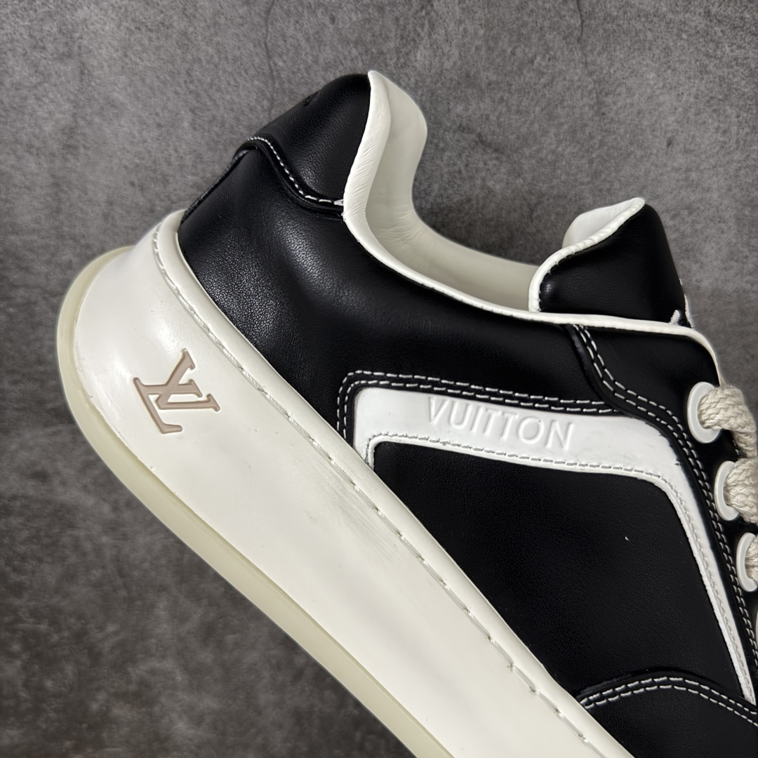 图片[7]-【顶级头层礼盒】广奢高端货 正确版本 LOUIS VUITTON Tilted 系列｜2026 早春全新上架 LV 路易威登 Tilted Low Sneakers 倾斜系列低帮复古休闲运动板鞋 男鞋｜广东原产｜市售顶级版本 ✦ 升级原楦型开发纸版，鞋型更立体更正 ✦ Monogram 丹宁布鞋面，质感高级耐看 ✦ 鞋垫嵌入EVA软脚感物料，回弹舒适 ✦ 后跟耐弯折滴塑支撑片，稳定不塌 ✦ 全新开发TPR光泽组合隔色鞋底 ✦ LV组合 TPU 生胶底结构，行走稳、耐磨强 ✦ 原版购入开发 ✦ 厚实抽屉式礼品鞋盒 ✦ 原装包装说明书＋防尘布袋 ✦ 附送官方快递加固牛皮纸外盒 法国巴黎百年奢侈品牌 LOUIS VUITTON 路易威登 尺码：39 40 41 42 43 44 45-选品中心