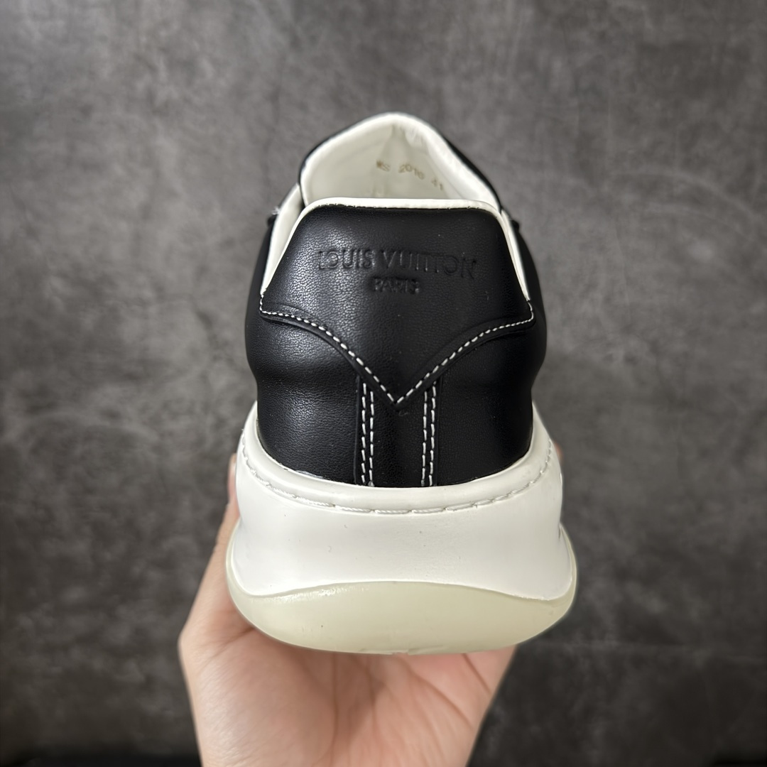 图片[4]-【顶级头层礼盒】广奢高端货 正确版本 LOUIS VUITTON Tilted 系列｜2026 早春全新上架 LV 路易威登 Tilted Low Sneakers 倾斜系列低帮复古休闲运动板鞋 男鞋｜广东原产｜市售顶级版本 ✦ 升级原楦型开发纸版，鞋型更立体更正 ✦ Monogram 丹宁布鞋面，质感高级耐看 ✦ 鞋垫嵌入EVA软脚感物料，回弹舒适 ✦ 后跟耐弯折滴塑支撑片，稳定不塌 ✦ 全新开发TPR光泽组合隔色鞋底 ✦ LV组合 TPU 生胶底结构，行走稳、耐磨强 ✦ 原版购入开发 ✦ 厚实抽屉式礼品鞋盒 ✦ 原装包装说明书＋防尘布袋 ✦ 附送官方快递加固牛皮纸外盒 法国巴黎百年奢侈品牌 LOUIS VUITTON 路易威登 尺码：39 40 41 42 43 44 45-选品中心