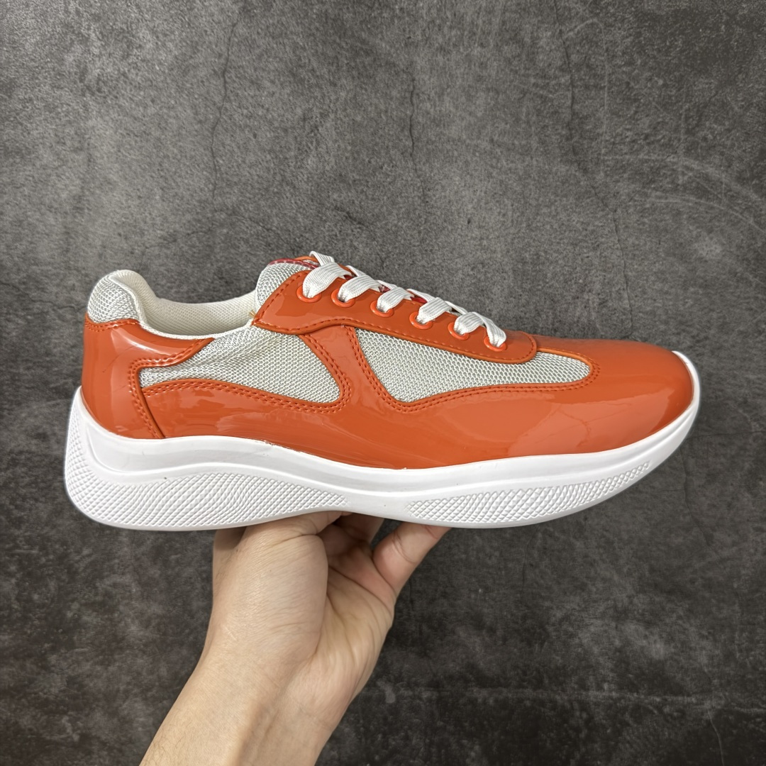 【莞产礼盒】PRADA 普拉达 广东大厂品质 专柜同步 鞋面意大利进口牛皮面料 实拍首发👏 缤纷色彩复杂工艺品 进口舒适网布内里垫 鞋底原厂特供原版底 独家活动成型底超级舒适 原厂跟单货 trainer 系列运动鞋以瞩目色调烘托繁复设计 凝聚复古篮球鞋的灵感延伸 手写体路易～刺绣标识栖身一侧 鞋后及外底饰有字母花卉图案。 鞋舌和侧面饰有l*字母 橡胶外底绽 Monogram 花卉，标配记忆棉脚垫，上脚非常舒适，配原盒全套包装！ 原厂原盒1：1鞋底 货号： AJ33902118 尺码： 38 39 40 41 42 43 44 45 46-选品中心