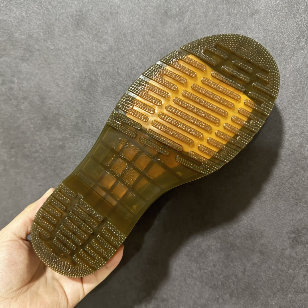图片[9]-【公司级】Dr.martens马汀博士 Martens 1046 Smooth Leather Platform系列松糕高帮英伦骑士朋克复古机车厚底粗跟 马丁靴 采用硬质牛培开边珠牛培皮打造鞋面 厚实耐磨PVC原厂透明水晶橡胶大底 原版一致空胶工艺 真实大底拉帮线锁底 货号：R11822202 尺码：39-45无半码-选品中心