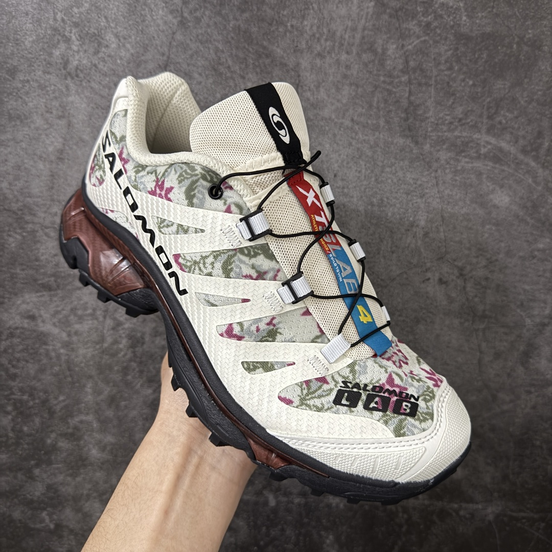 图片[3]-【莞产原底面】Salomon XT-4 OG NEEDLEPIONT萨洛蒙系列低帮城市越野机能透气休闲运动鞋 245389 鞋舌处附有迷你网眼袋收纳鞋绳以及下方的多色 Logo 标签 接着搭载奶油色 ACS 技术中底以及金色 TPU 塑料部件提升鞋款耐用性 中底与鞋面之间饰有海蓝色条状细节有效增添鞋款层次 最后应用黑色 Contragrip Chevron 外底完成鞋款设计 这次配色颇为高调 两款配色均以绚丽的渐变设计呈现 一款以粉紫渐变主打 另一款以黄绿渐变呈现 视觉效果相当吸睛 鞋面的使用玻璃纤维覆盖物加固 并通过细绳扣系带系统进行锁定 Salomon 的品牌logo 出现在脚后跟和前掌部位 中底虽然偏薄 但非常耐用 与模压塑料ACS 框架以及致密AC2 Muscle 鞋底单元结合 能够提供出色的支撑力和缓冲性 尺码：36 36.5 37.5 38 38.5 39 40 40.5 41 42 42.5 43 44 44.5 45-选品中心