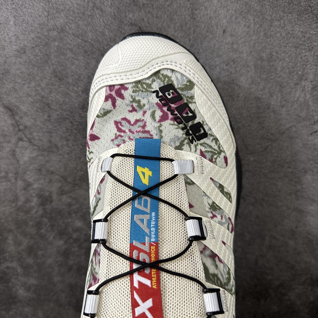 图片[5]-【莞产原底面】Salomon XT-4 OG NEEDLEPIONT萨洛蒙系列低帮城市越野机能透气休闲运动鞋 245389 鞋舌处附有迷你网眼袋收纳鞋绳以及下方的多色 Logo 标签 接着搭载奶油色 ACS 技术中底以及金色 TPU 塑料部件提升鞋款耐用性 中底与鞋面之间饰有海蓝色条状细节有效增添鞋款层次 最后应用黑色 Contragrip Chevron 外底完成鞋款设计 这次配色颇为高调 两款配色均以绚丽的渐变设计呈现 一款以粉紫渐变主打 另一款以黄绿渐变呈现 视觉效果相当吸睛 鞋面的使用玻璃纤维覆盖物加固 并通过细绳扣系带系统进行锁定 Salomon 的品牌logo 出现在脚后跟和前掌部位 中底虽然偏薄 但非常耐用 与模压塑料ACS 框架以及致密AC2 Muscle 鞋底单元结合 能够提供出色的支撑力和缓冲性 尺码：36 36.5 37.5 38 38.5 39 40 40.5 41 42 42.5 43 44 44.5 45-选品中心
