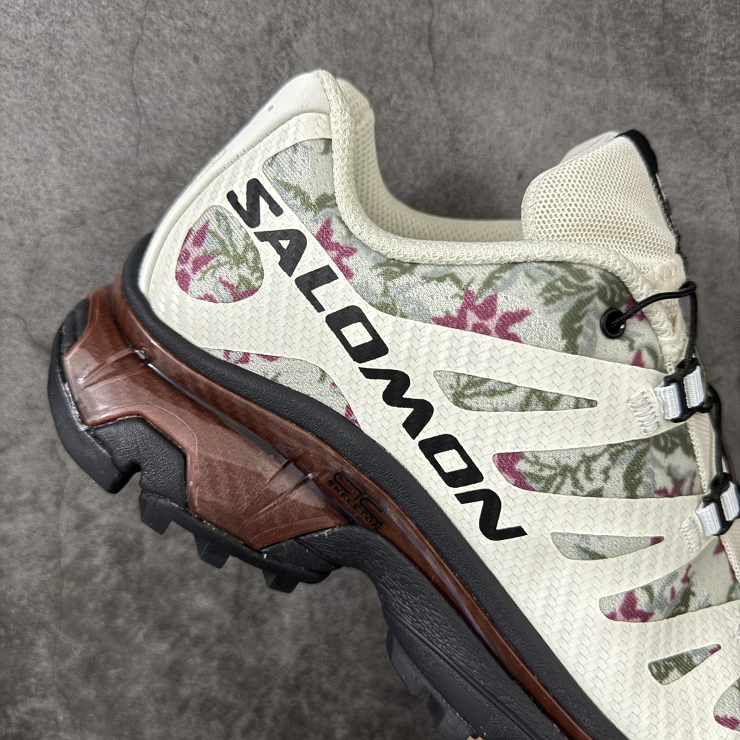 图片[7]-【莞产原底面】Salomon XT-4 OG NEEDLEPIONT萨洛蒙系列低帮城市越野机能透气休闲运动鞋 245389 鞋舌处附有迷你网眼袋收纳鞋绳以及下方的多色 Logo 标签 接着搭载奶油色 ACS 技术中底以及金色 TPU 塑料部件提升鞋款耐用性 中底与鞋面之间饰有海蓝色条状细节有效增添鞋款层次 最后应用黑色 Contragrip Chevron 外底完成鞋款设计 这次配色颇为高调 两款配色均以绚丽的渐变设计呈现 一款以粉紫渐变主打 另一款以黄绿渐变呈现 视觉效果相当吸睛 鞋面的使用玻璃纤维覆盖物加固 并通过细绳扣系带系统进行锁定 Salomon 的品牌logo 出现在脚后跟和前掌部位 中底虽然偏薄 但非常耐用 与模压塑料ACS 框架以及致密AC2 Muscle 鞋底单元结合 能够提供出色的支撑力和缓冲性 尺码：36 36.5 37.5 38 38.5 39 40 40.5 41 42 42.5 43 44 44.5 45-选品中心