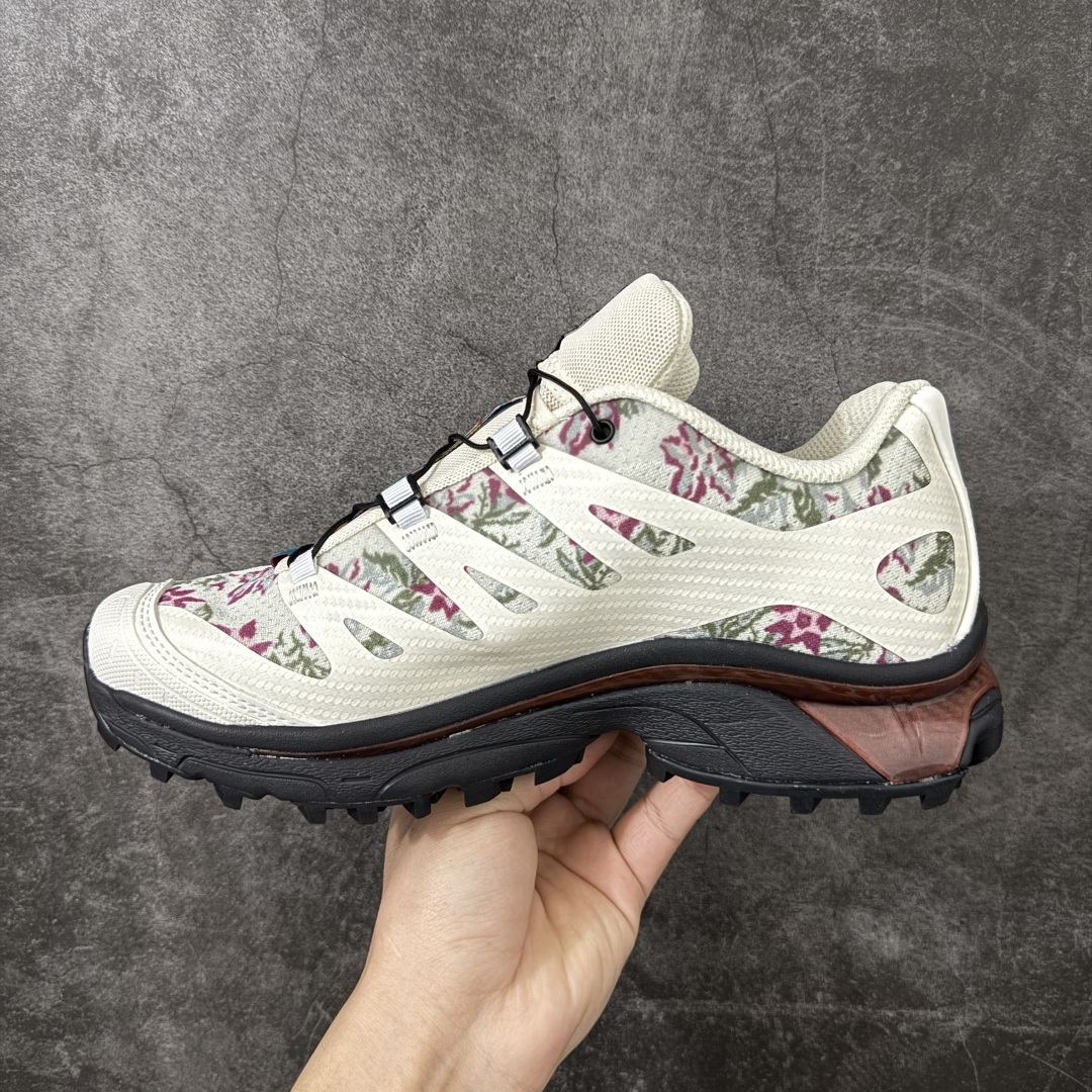 图片[2]-【莞产原底面】Salomon XT-4 OG NEEDLEPIONT萨洛蒙系列低帮城市越野机能透气休闲运动鞋 245389 鞋舌处附有迷你网眼袋收纳鞋绳以及下方的多色 Logo 标签 接着搭载奶油色 ACS 技术中底以及金色 TPU 塑料部件提升鞋款耐用性 中底与鞋面之间饰有海蓝色条状细节有效增添鞋款层次 最后应用黑色 Contragrip Chevron 外底完成鞋款设计 这次配色颇为高调 两款配色均以绚丽的渐变设计呈现 一款以粉紫渐变主打 另一款以黄绿渐变呈现 视觉效果相当吸睛 鞋面的使用玻璃纤维覆盖物加固 并通过细绳扣系带系统进行锁定 Salomon 的品牌logo 出现在脚后跟和前掌部位 中底虽然偏薄 但非常耐用 与模压塑料ACS 框架以及致密AC2 Muscle 鞋底单元结合 能够提供出色的支撑力和缓冲性 尺码：36 36.5 37.5 38 38.5 39 40 40.5 41 42 42.5 43 44 44.5 45-选品中心