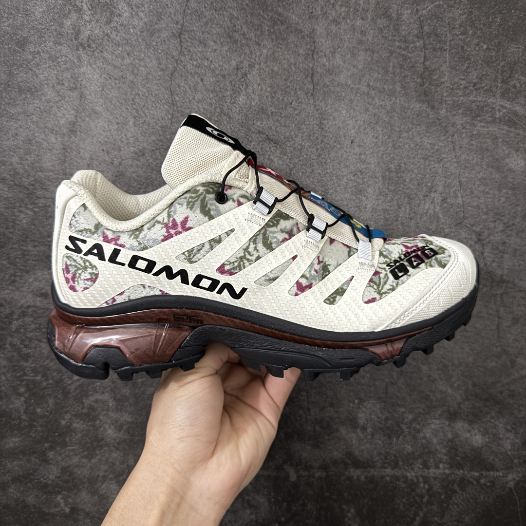 【莞产原底面】Salomon XT-4 OG NEEDLEPIONT萨洛蒙系列低帮城市越野机能透气休闲运动鞋 245389 鞋舌处附有迷你网眼袋收纳鞋绳以及下方的多色 Logo 标签 接着搭载奶油色 ACS 技术中底以及金色 TPU 塑料部件提升鞋款耐用性 中底与鞋面之间饰有海蓝色条状细节有效增添鞋款层次 最后应用黑色 Contragrip Chevron 外底完成鞋款设计 这次配色颇为高调 两款配色均以绚丽的渐变设计呈现 一款以粉紫渐变主打 另一款以黄绿渐变呈现 视觉效果相当吸睛 鞋面的使用玻璃纤维覆盖物加固 并通过细绳扣系带系统进行锁定 Salomon 的品牌logo 出现在脚后跟和前掌部位 中底虽然偏薄 但非常耐用 与模压塑料ACS 框架以及致密AC2 Muscle 鞋底单元结合 能够提供出色的支撑力和缓冲性 尺码：36 36.5 37.5 38 38.5 39 40 40.5 41 42 42.5 43 44 44.5 45-选品中心