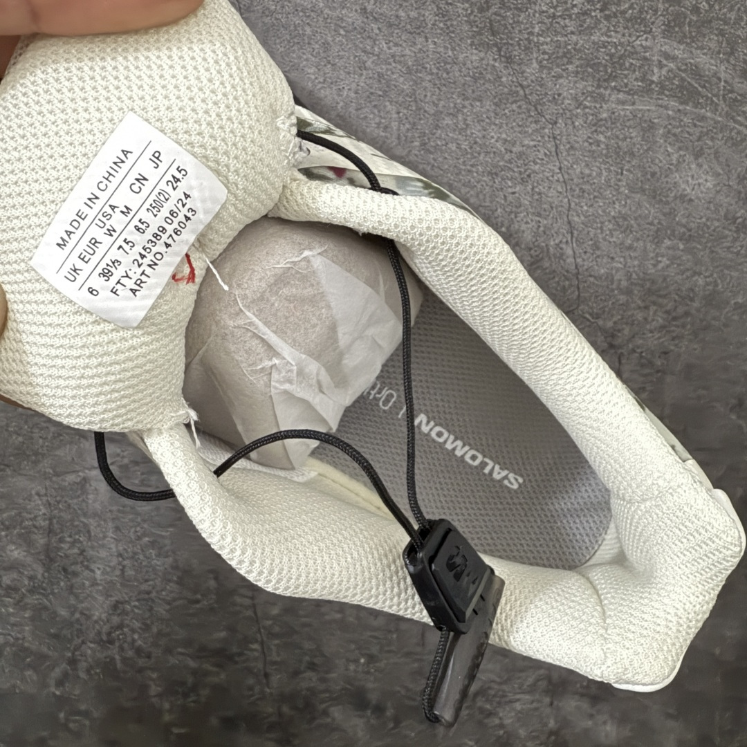 图片[6]-【莞产原底面】Salomon XT-4 OG NEEDLEPIONT萨洛蒙系列低帮城市越野机能透气休闲运动鞋 245389 鞋舌处附有迷你网眼袋收纳鞋绳以及下方的多色 Logo 标签 接着搭载奶油色 ACS 技术中底以及金色 TPU 塑料部件提升鞋款耐用性 中底与鞋面之间饰有海蓝色条状细节有效增添鞋款层次 最后应用黑色 Contragrip Chevron 外底完成鞋款设计 这次配色颇为高调 两款配色均以绚丽的渐变设计呈现 一款以粉紫渐变主打 另一款以黄绿渐变呈现 视觉效果相当吸睛 鞋面的使用玻璃纤维覆盖物加固 并通过细绳扣系带系统进行锁定 Salomon 的品牌logo 出现在脚后跟和前掌部位 中底虽然偏薄 但非常耐用 与模压塑料ACS 框架以及致密AC2 Muscle 鞋底单元结合 能够提供出色的支撑力和缓冲性 尺码：36 36.5 37.5 38 38.5 39 40 40.5 41 42 42.5 43 44 44.5 45-选品中心