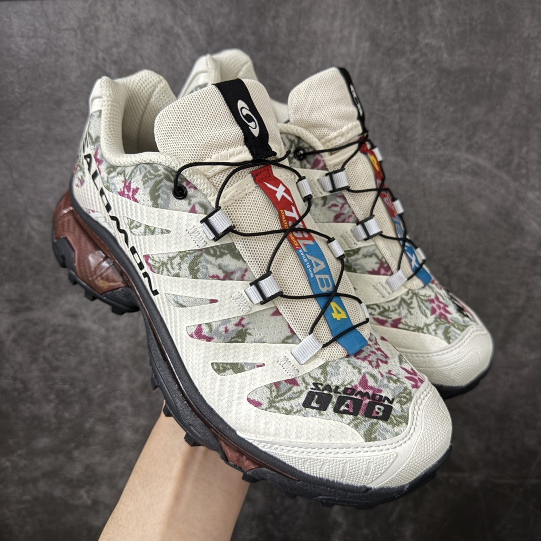 【莞产原底面】Salomon XT-4 OG NEEDLEPIONT萨洛蒙系列低帮城市越野机能透气休闲运动鞋 245389 鞋舌处附有迷你网眼袋收纳鞋绳以及下方的多色 Logo 标签 接着搭载奶油色 ACS 技术中底以及金色 TPU 塑料部件提升鞋款耐用性 中底与鞋面之间饰有海蓝色条状细节有效增添鞋款层次 最后应用黑色 Contragrip Chevron 外底完成鞋款设计 这次配色颇为高调 两款配色均以绚丽的渐变设计呈现 一款以粉紫渐变主打 另一款以黄绿渐变呈现 视觉效果相当吸睛 鞋面的使用玻璃纤维覆盖物加固 并通过细绳扣系带系统进行锁定 Salomon 的品牌logo 出现在脚后跟和前掌部位 中底虽然偏薄 但非常耐用 与模压塑料ACS 框架以及致密AC2 Muscle 鞋底单元结合 能够提供出色的支撑力和缓冲性 尺码：36 36.5 37.5 38 38.5 39 40 40.5 41 42 42.5 43 44 44.5 45-选品中心