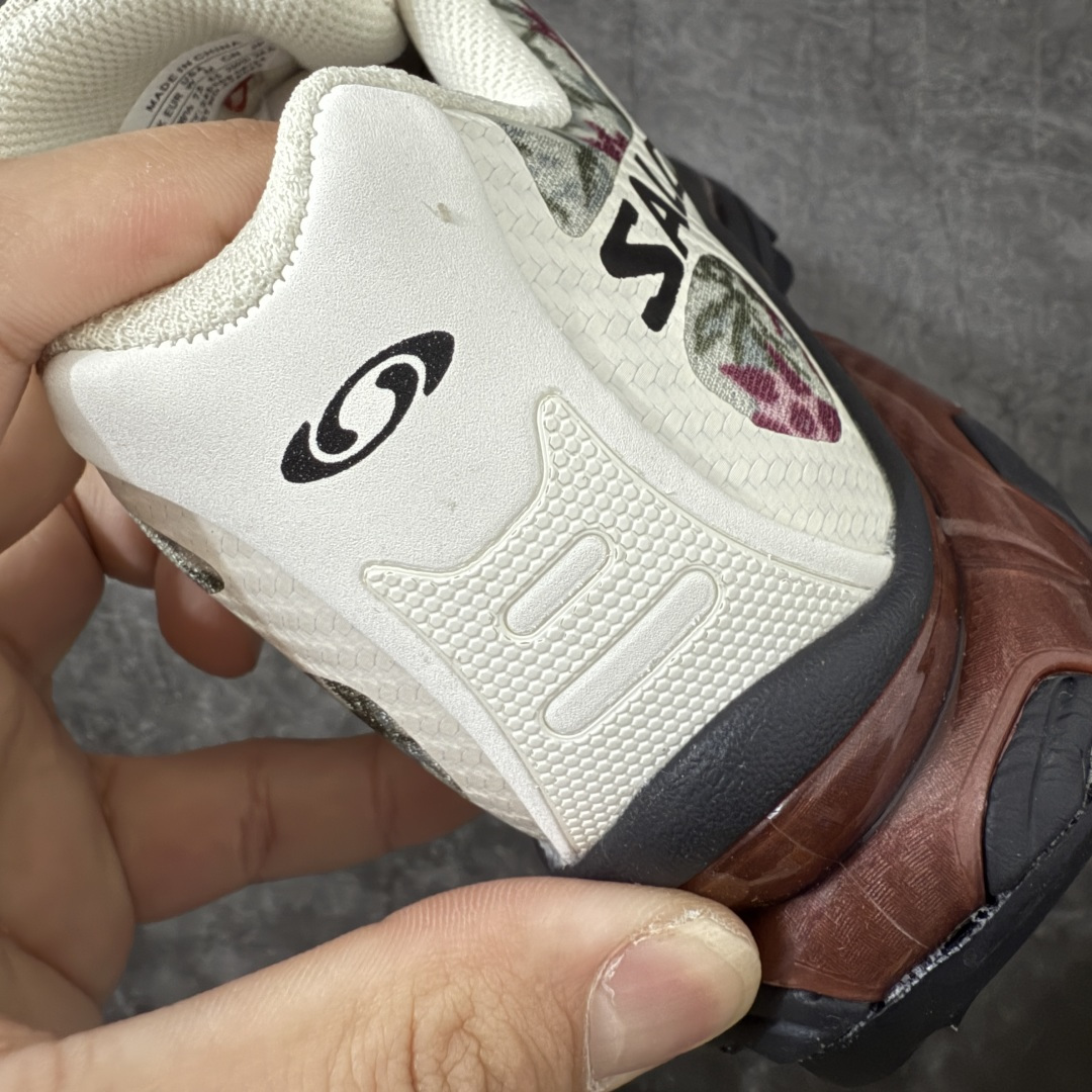图片[2]-【莞产原底面】Salomon XT-4 OG NEEDLEPIONT萨洛蒙系列低帮城市越野机能透气休闲运动鞋 245389 鞋舌处附有迷你网眼袋收纳鞋绳以及下方的多色 Logo 标签 接着搭载奶油色 ACS 技术中底以及金色 TPU 塑料部件提升鞋款耐用性 中底与鞋面之间饰有海蓝色条状细节有效增添鞋款层次 最后应用黑色 Contragrip Chevron 外底完成鞋款设计 这次配色颇为高调 两款配色均以绚丽的渐变设计呈现 一款以粉紫渐变主打 另一款以黄绿渐变呈现 视觉效果相当吸睛 鞋面的使用玻璃纤维覆盖物加固 并通过细绳扣系带系统进行锁定 Salomon 的品牌logo 出现在脚后跟和前掌部位 中底虽然偏薄 但非常耐用 与模压塑料ACS 框架以及致密AC2 Muscle 鞋底单元结合 能够提供出色的支撑力和缓冲性 尺码：36 36.5 37.5 38 38.5 39 40 40.5 41 42 42.5 43 44 44.5 45-选品中心