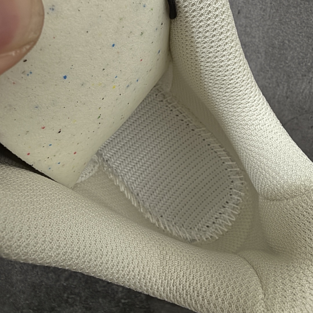 图片[7]-【莞产原底面】Salomon XT-4 OG NEEDLEPIONT萨洛蒙系列低帮城市越野机能透气休闲运动鞋 245389 鞋舌处附有迷你网眼袋收纳鞋绳以及下方的多色 Logo 标签 接着搭载奶油色 ACS 技术中底以及金色 TPU 塑料部件提升鞋款耐用性 中底与鞋面之间饰有海蓝色条状细节有效增添鞋款层次 最后应用黑色 Contragrip Chevron 外底完成鞋款设计 这次配色颇为高调 两款配色均以绚丽的渐变设计呈现 一款以粉紫渐变主打 另一款以黄绿渐变呈现 视觉效果相当吸睛 鞋面的使用玻璃纤维覆盖物加固 并通过细绳扣系带系统进行锁定 Salomon 的品牌logo 出现在脚后跟和前掌部位 中底虽然偏薄 但非常耐用 与模压塑料ACS 框架以及致密AC2 Muscle 鞋底单元结合 能够提供出色的支撑力和缓冲性 尺码：36 36.5 37.5 38 38.5 39 40 40.5 41 42 42.5 43 44 44.5 45-选品中心