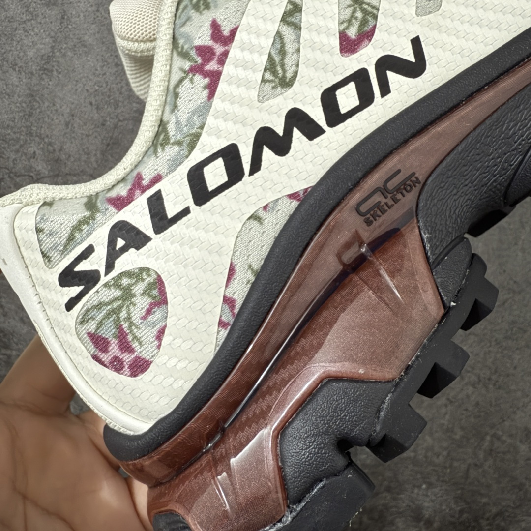 图片[3]-【莞产原底面】Salomon XT-4 OG NEEDLEPIONT萨洛蒙系列低帮城市越野机能透气休闲运动鞋 245389 鞋舌处附有迷你网眼袋收纳鞋绳以及下方的多色 Logo 标签 接着搭载奶油色 ACS 技术中底以及金色 TPU 塑料部件提升鞋款耐用性 中底与鞋面之间饰有海蓝色条状细节有效增添鞋款层次 最后应用黑色 Contragrip Chevron 外底完成鞋款设计 这次配色颇为高调 两款配色均以绚丽的渐变设计呈现 一款以粉紫渐变主打 另一款以黄绿渐变呈现 视觉效果相当吸睛 鞋面的使用玻璃纤维覆盖物加固 并通过细绳扣系带系统进行锁定 Salomon 的品牌logo 出现在脚后跟和前掌部位 中底虽然偏薄 但非常耐用 与模压塑料ACS 框架以及致密AC2 Muscle 鞋底单元结合 能够提供出色的支撑力和缓冲性 尺码：36 36.5 37.5 38 38.5 39 40 40.5 41 42 42.5 43 44 44.5 45-选品中心