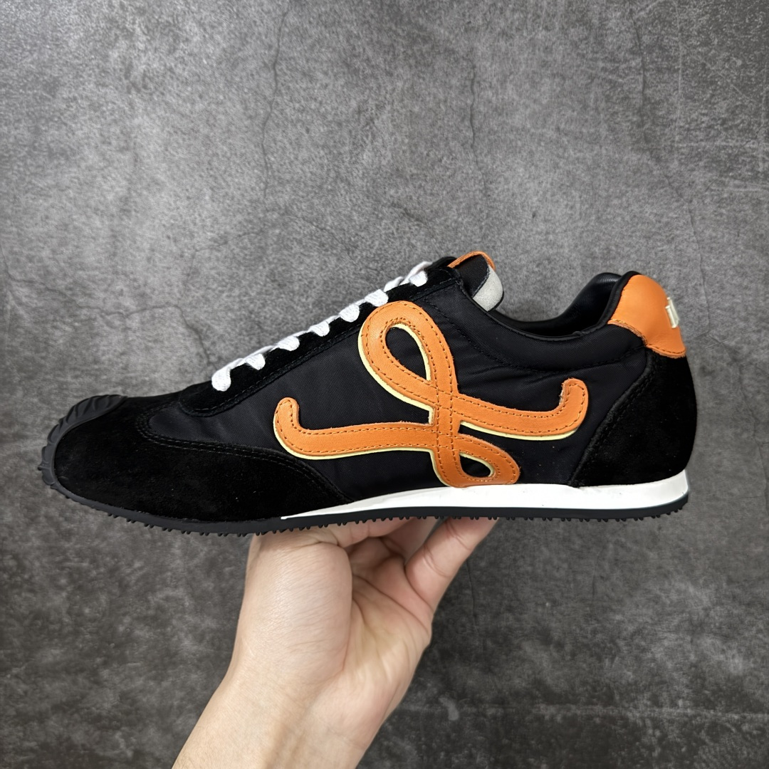 图片[2]-【莞产纯原】罗意威LOEWE 2025 | Ballet Runner2.0 新款芭蕾舞鞋 目前市场最优品质 细节完美 裁边清洁度超高 无毛边 代购专供品质 原版私模大底 版型和材质均1比1完美复刻 内里全包头层小羊皮 作为LOEWE的标志性设计 超柔软，轻便且灵活的鞋底，新的波浪纹理橡胶外底，延伸至鞋头，升级的柔软皮革内衬和鞋床，提供最大舒适感，后跟有3D注塑橡胶徽标，真皮和皮料混搭彰显复古风格 内增高拼色德训鞋 阿甘鞋 小白鞋 拼色拼接鞋面 非常高级隐藏式小内增高 脚后跟设计新颖 柔软舒适 会被评为年度最舒适的暴走鞋 如履平地 原版细节 鞋面由进口麂皮 牛皮 原版布拼接 牛皮垫脚 原版定制磨具组合大底 原盒包装 ms内娱明星杨幂等众多同款上脚 小红书 一系列素材图 极具爆款。 尺码 35-40-选品中心