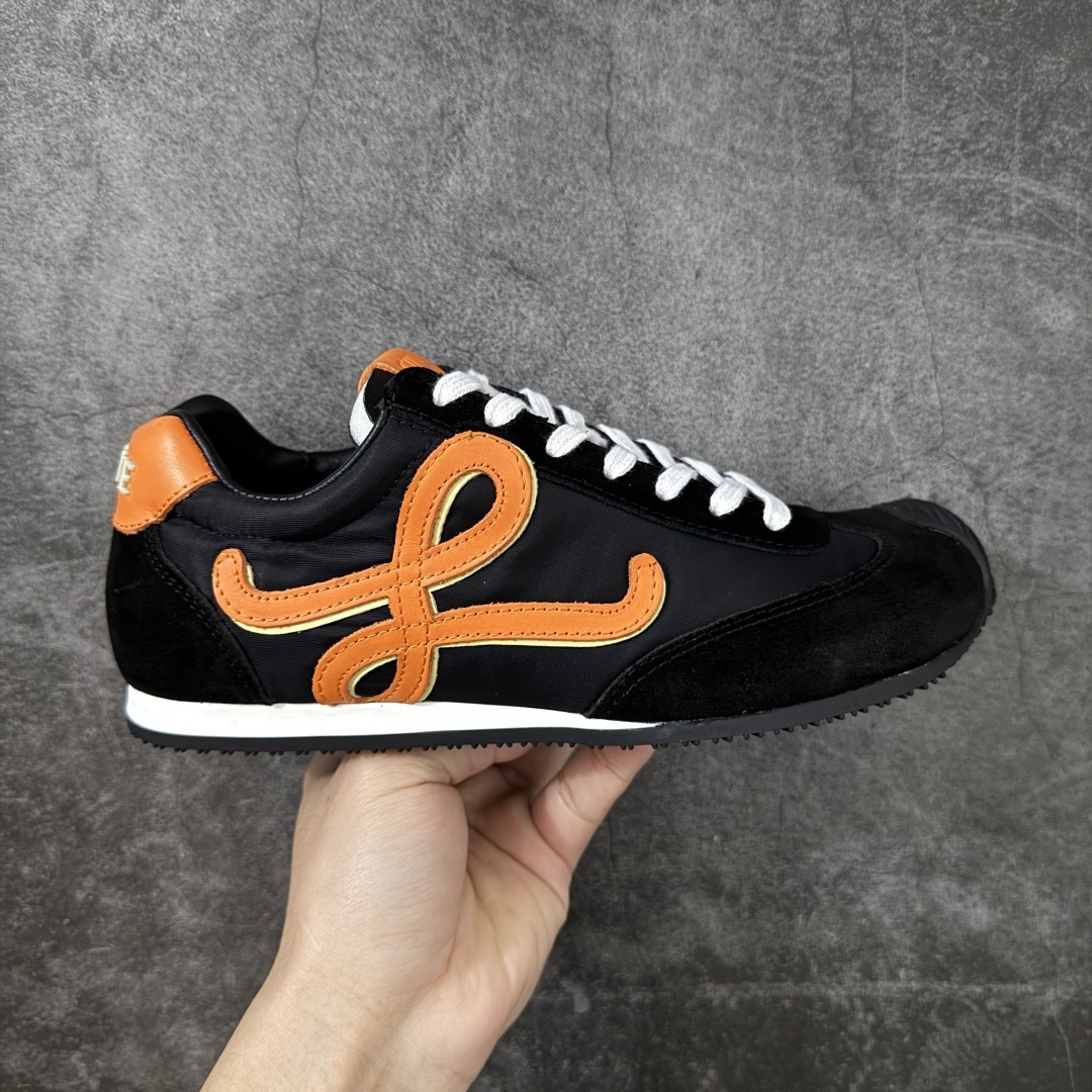【莞产纯原】罗意威LOEWE 2025 | Ballet Runner2.0 新款芭蕾舞鞋 目前市场最优品质 细节完美 裁边清洁度超高 无毛边 代购专供品质 原版私模大底 版型和材质均1比1完美复刻 内里全包头层小羊皮 作为LOEWE的标志性设计 超柔软，轻便且灵活的鞋底，新的波浪纹理橡胶外底，延伸至鞋头，升级的柔软皮革内衬和鞋床，提供最大舒适感，后跟有3D注塑橡胶徽标，真皮和皮料混搭彰显复古风格 内增高拼色德训鞋 阿甘鞋 小白鞋 拼色拼接鞋面 非常高级隐藏式小内增高 脚后跟设计新颖 柔软舒适 会被评为年度最舒适的暴走鞋 如履平地 原版细节 鞋面由进口麂皮 牛皮 原版布拼接 牛皮垫脚 原版定制磨具组合大底 原盒包装 ms内娱明星杨幂等众多同款上脚 小红书 一系列素材图 极具爆款。 尺码 35-40-选品中心