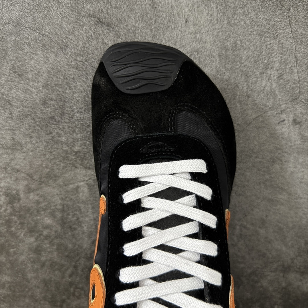 图片[5]-【莞产纯原】罗意威LOEWE 2025 | Ballet Runner2.0 新款芭蕾舞鞋 目前市场最优品质 细节完美 裁边清洁度超高 无毛边 代购专供品质 原版私模大底 版型和材质均1比1完美复刻 内里全包头层小羊皮 作为LOEWE的标志性设计 超柔软，轻便且灵活的鞋底，新的波浪纹理橡胶外底，延伸至鞋头，升级的柔软皮革内衬和鞋床，提供最大舒适感，后跟有3D注塑橡胶徽标，真皮和皮料混搭彰显复古风格 内增高拼色德训鞋 阿甘鞋 小白鞋 拼色拼接鞋面 非常高级隐藏式小内增高 脚后跟设计新颖 柔软舒适 会被评为年度最舒适的暴走鞋 如履平地 原版细节 鞋面由进口麂皮 牛皮 原版布拼接 牛皮垫脚 原版定制磨具组合大底 原盒包装 ms内娱明星杨幂等众多同款上脚 小红书 一系列素材图 极具爆款。 尺码 35-40-选品中心