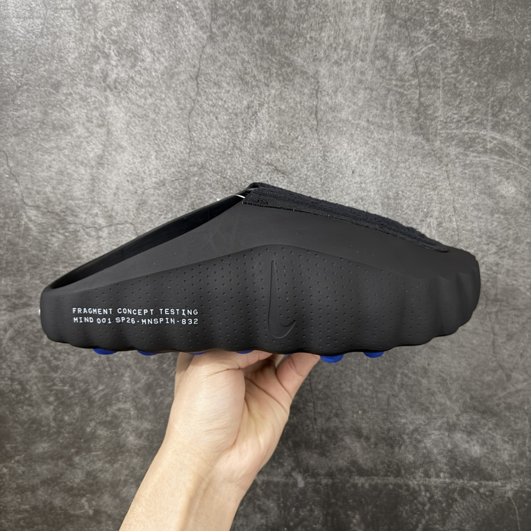 【PK纯原】Nike Mind 001 神经科学足底按摩包头拖鞋Nike × Fragment Design Mind 001 藤原浩闪电⚡️联名 同源ZP原材 匠心打造 🔹原厂MD一体发泡大底：全套原模开版，渐变雾面哑光喷漆，柔软回弹和ZP完全一致。 🔹22颗独立PEBAX泡棉按摩底：黑科技活塞式按摩脚感，踩下去的Q弹感和ZP无差。 🔹正确组合大底：鞋头前后跟橡胶贴片，耐磨防滑，细节还原到每一处。 🔹高还原细节：TPU电镀银Swoosh、针织透气鞋舌、高弹原鞋垫，清洁度拉满。 货号： IQ8502-001 尺码：36 36.5 37.5 38 38.5 39 40 40.5 41 42 42.5 43 44 44.5 45 46 47.5 48.5 ⚠️尺码提示：偏小一码，建议拍大一码，脚感更舒适。-选品中心
