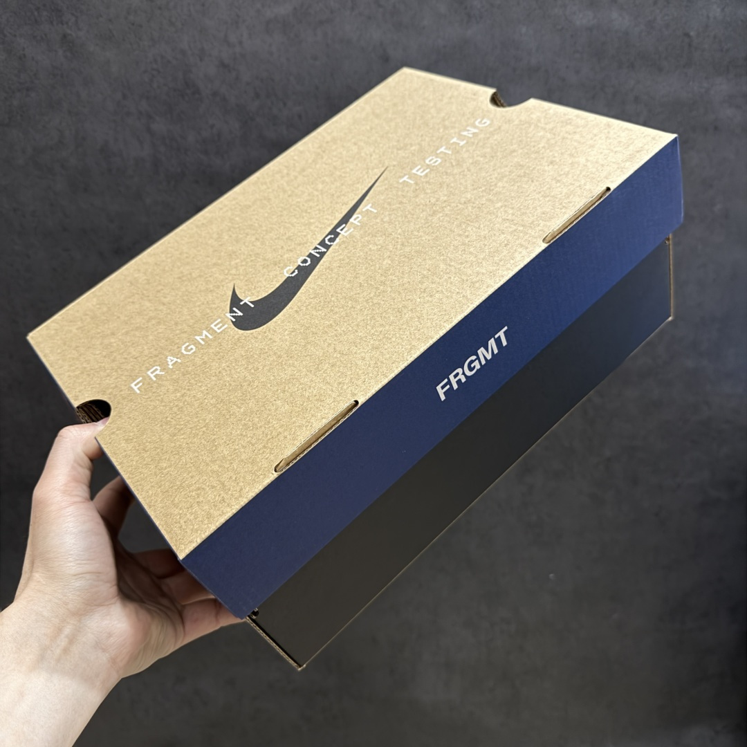 图片[13]-【PK纯原】Nike Mind 001 神经科学足底按摩包头拖鞋Nike × Fragment Design Mind 001 藤原浩闪电⚡️联名 同源ZP原材 匠心打造 🔹原厂MD一体发泡大底：全套原模开版，渐变雾面哑光喷漆，柔软回弹和ZP完全一致。 🔹22颗独立PEBAX泡棉按摩底：黑科技活塞式按摩脚感，踩下去的Q弹感和ZP无差。 🔹正确组合大底：鞋头前后跟橡胶贴片，耐磨防滑，细节还原到每一处。 🔹高还原细节：TPU电镀银Swoosh、针织透气鞋舌、高弹原鞋垫，清洁度拉满。 货号： IQ8502-001 尺码：36 36.5 37.5 38 38.5 39 40 40.5 41 42 42.5 43 44 44.5 45 46 47.5 48.5 ⚠️尺码提示：偏小一码，建议拍大一码，脚感更舒适。-选品中心