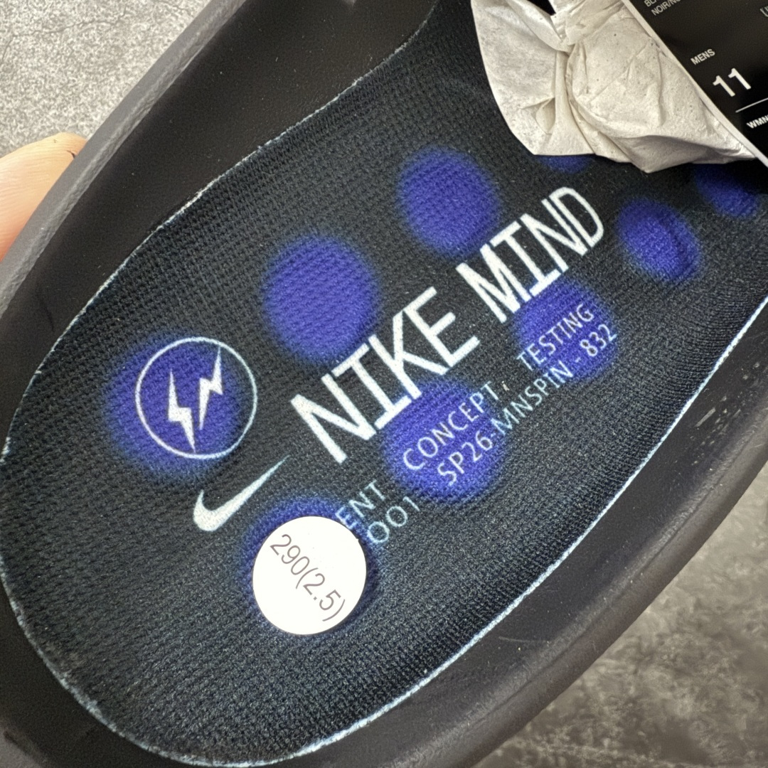 图片[7]-【PK纯原】Nike Mind 001 神经科学足底按摩包头拖鞋Nike × Fragment Design Mind 001 藤原浩闪电⚡️联名 同源ZP原材 匠心打造 🔹原厂MD一体发泡大底：全套原模开版，渐变雾面哑光喷漆，柔软回弹和ZP完全一致。 🔹22颗独立PEBAX泡棉按摩底：黑科技活塞式按摩脚感，踩下去的Q弹感和ZP无差。 🔹正确组合大底：鞋头前后跟橡胶贴片，耐磨防滑，细节还原到每一处。 🔹高还原细节：TPU电镀银Swoosh、针织透气鞋舌、高弹原鞋垫，清洁度拉满。 货号： IQ8502-001 尺码：36 36.5 37.5 38 38.5 39 40 40.5 41 42 42.5 43 44 44.5 45 46 47.5 48.5 ⚠️尺码提示：偏小一码，建议拍大一码，脚感更舒适。-选品中心