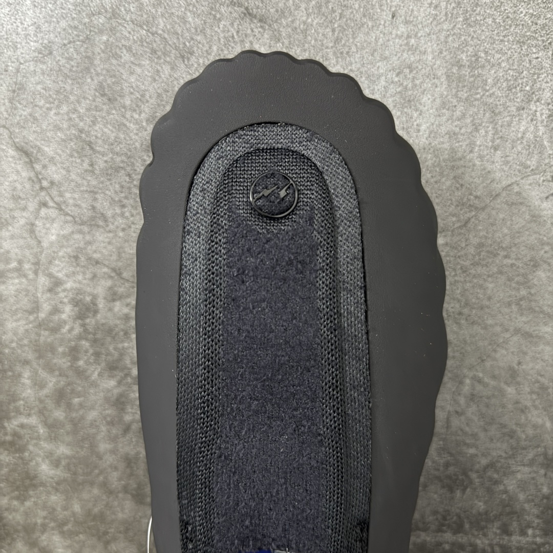 图片[5]-【PK纯原】Nike Mind 001 神经科学足底按摩包头拖鞋Nike × Fragment Design Mind 001 藤原浩闪电⚡️联名 同源ZP原材 匠心打造 🔹原厂MD一体发泡大底：全套原模开版，渐变雾面哑光喷漆，柔软回弹和ZP完全一致。 🔹22颗独立PEBAX泡棉按摩底：黑科技活塞式按摩脚感，踩下去的Q弹感和ZP无差。 🔹正确组合大底：鞋头前后跟橡胶贴片，耐磨防滑，细节还原到每一处。 🔹高还原细节：TPU电镀银Swoosh、针织透气鞋舌、高弹原鞋垫，清洁度拉满。 货号： IQ8502-001 尺码：36 36.5 37.5 38 38.5 39 40 40.5 41 42 42.5 43 44 44.5 45 46 47.5 48.5 ⚠️尺码提示：偏小一码，建议拍大一码，脚感更舒适。-选品中心