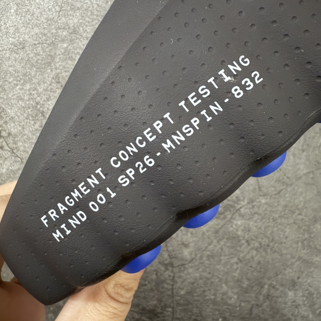 图片[3]-【PK纯原】Nike Mind 001 神经科学足底按摩包头拖鞋Nike × Fragment Design Mind 001 藤原浩闪电⚡️联名 同源ZP原材 匠心打造 🔹原厂MD一体发泡大底：全套原模开版，渐变雾面哑光喷漆，柔软回弹和ZP完全一致。 🔹22颗独立PEBAX泡棉按摩底：黑科技活塞式按摩脚感，踩下去的Q弹感和ZP无差。 🔹正确组合大底：鞋头前后跟橡胶贴片，耐磨防滑，细节还原到每一处。 🔹高还原细节：TPU电镀银Swoosh、针织透气鞋舌、高弹原鞋垫，清洁度拉满。 货号： IQ8502-001 尺码：36 36.5 37.5 38 38.5 39 40 40.5 41 42 42.5 43 44 44.5 45 46 47.5 48.5 ⚠️尺码提示：偏小一码，建议拍大一码，脚感更舒适。-选品中心