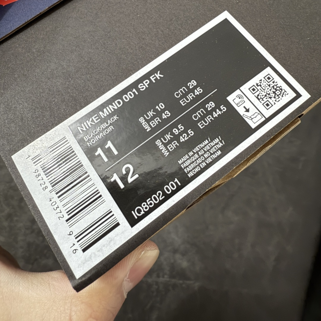 图片[12]-【PK纯原】Nike Mind 001 神经科学足底按摩包头拖鞋Nike × Fragment Design Mind 001 藤原浩闪电⚡️联名 同源ZP原材 匠心打造 🔹原厂MD一体发泡大底：全套原模开版，渐变雾面哑光喷漆，柔软回弹和ZP完全一致。 🔹22颗独立PEBAX泡棉按摩底：黑科技活塞式按摩脚感，踩下去的Q弹感和ZP无差。 🔹正确组合大底：鞋头前后跟橡胶贴片，耐磨防滑，细节还原到每一处。 🔹高还原细节：TPU电镀银Swoosh、针织透气鞋舌、高弹原鞋垫，清洁度拉满。 货号： IQ8502-001 尺码：36 36.5 37.5 38 38.5 39 40 40.5 41 42 42.5 43 44 44.5 45 46 47.5 48.5 ⚠️尺码提示：偏小一码，建议拍大一码，脚感更舒适。-选品中心