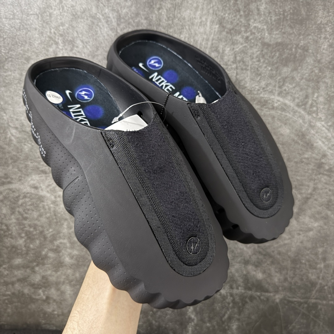 【PK纯原】Nike Mind 001 神经科学足底按摩包头拖鞋Nike × Fragment Design Mind 001 藤原浩闪电⚡️联名 同源ZP原材 匠心打造 🔹原厂MD一体发泡大底：全套原模开版，渐变雾面哑光喷漆，柔软回弹和ZP完全一致。 🔹22颗独立PEBAX泡棉按摩底：黑科技活塞式按摩脚感，踩下去的Q弹感和ZP无差。 🔹正确组合大底：鞋头前后跟橡胶贴片，耐磨防滑，细节还原到每一处。 🔹高还原细节：TPU电镀银Swoosh、针织透气鞋舌、高弹原鞋垫，清洁度拉满。 货号： IQ8502-001 尺码：36 36.5 37.5 38 38.5 39 40 40.5 41 42 42.5 43 44 44.5 45 46 47.5 48.5 ⚠️尺码提示：偏小一码，建议拍大一码，脚感更舒适。-选品中心