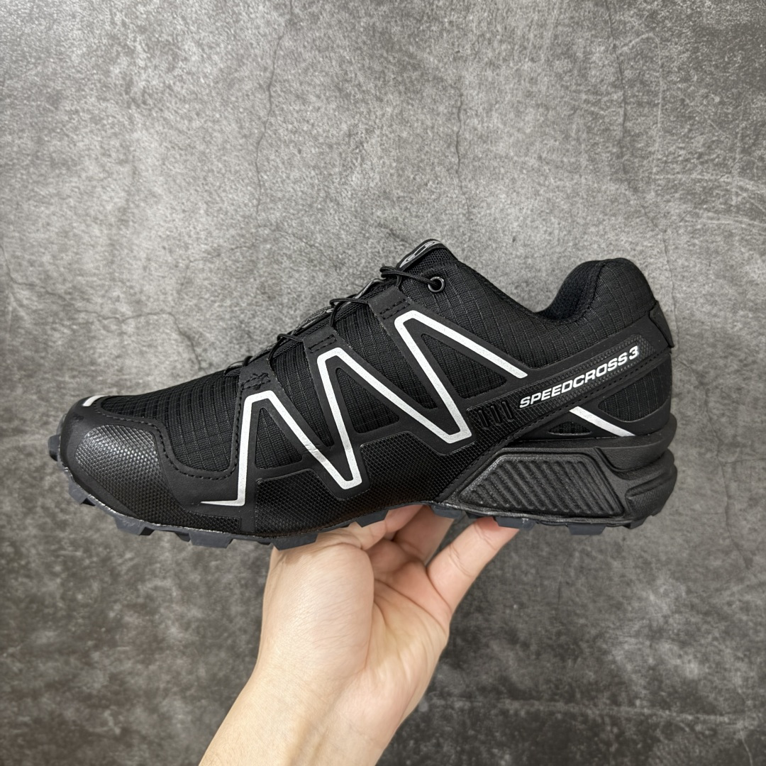 图片[2]-【纯原版本】萨洛蒙/Salomon Speed Cross 3 织物皮革低帮全能越野透气休闲运动鞋 Salomon 正式推出全新概念鞋款 SPEEDCROSS 以侵略性设计与先锋户外美学融合 相互交织出纵横山野和城市间的跑鞋轮廓 由混合网眼织物与皮革打造鞋面 辅以皮革细节点缀增强视觉冲击 整体以爪痕式的鞋面纹路搭配流线型轮廓呈现 极具辨识度的夸张外大底设计 增高之余更适合城市生活环境的舒适防滑效果 功能性层面 鞋面 3D 开式网眼最大限度提供着用透气性 并注入合成材料为户外穿着带来极大的耐用和保护性 得益于 Salomon 多项上功能性科技 从中底到鞋带系统都为脚部提供了一个安全和舒适的贴合感 并在松散、柔软、崎岖和不平坦的地形环境带来卓越的抓地力 尺码：36-45含半码-选品中心