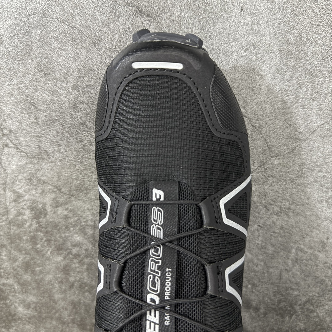 图片[5]-【纯原版本】萨洛蒙/Salomon Speed Cross 3 织物皮革低帮全能越野透气休闲运动鞋 Salomon 正式推出全新概念鞋款 SPEEDCROSS 以侵略性设计与先锋户外美学融合 相互交织出纵横山野和城市间的跑鞋轮廓 由混合网眼织物与皮革打造鞋面 辅以皮革细节点缀增强视觉冲击 整体以爪痕式的鞋面纹路搭配流线型轮廓呈现 极具辨识度的夸张外大底设计 增高之余更适合城市生活环境的舒适防滑效果 功能性层面 鞋面 3D 开式网眼最大限度提供着用透气性 并注入合成材料为户外穿着带来极大的耐用和保护性 得益于 Salomon 多项上功能性科技 从中底到鞋带系统都为脚部提供了一个安全和舒适的贴合感 并在松散、柔软、崎岖和不平坦的地形环境带来卓越的抓地力 尺码：36-45含半码-选品中心
