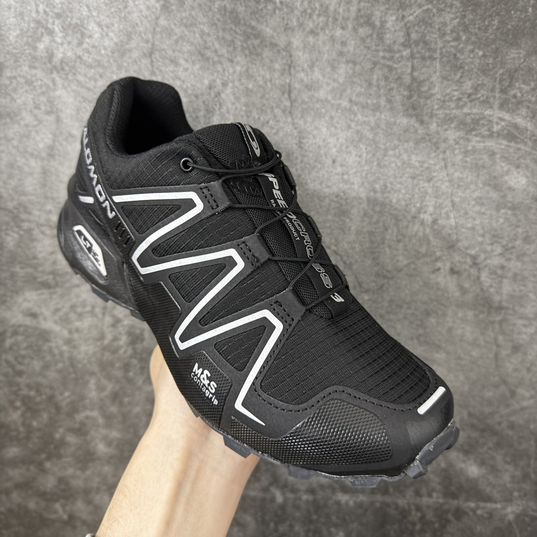 图片[3]-【纯原版本】萨洛蒙/Salomon Speed Cross 3 织物皮革低帮全能越野透气休闲运动鞋 Salomon 正式推出全新概念鞋款 SPEEDCROSS 以侵略性设计与先锋户外美学融合 相互交织出纵横山野和城市间的跑鞋轮廓 由混合网眼织物与皮革打造鞋面 辅以皮革细节点缀增强视觉冲击 整体以爪痕式的鞋面纹路搭配流线型轮廓呈现 极具辨识度的夸张外大底设计 增高之余更适合城市生活环境的舒适防滑效果 功能性层面 鞋面 3D 开式网眼最大限度提供着用透气性 并注入合成材料为户外穿着带来极大的耐用和保护性 得益于 Salomon 多项上功能性科技 从中底到鞋带系统都为脚部提供了一个安全和舒适的贴合感 并在松散、柔软、崎岖和不平坦的地形环境带来卓越的抓地力 尺码：36-45含半码-选品中心