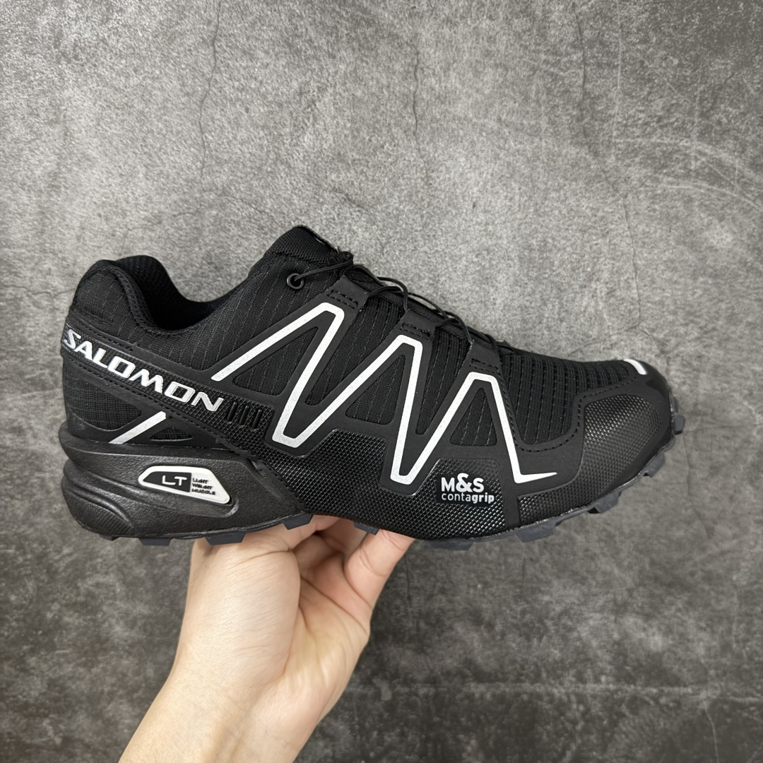 【纯原版本】萨洛蒙/Salomon Speed Cross 3 织物皮革低帮全能越野透气休闲运动鞋 Salomon 正式推出全新概念鞋款 SPEEDCROSS 以侵略性设计与先锋户外美学融合 相互交织出纵横山野和城市间的跑鞋轮廓 由混合网眼织物与皮革打造鞋面 辅以皮革细节点缀增强视觉冲击 整体以爪痕式的鞋面纹路搭配流线型轮廓呈现 极具辨识度的夸张外大底设计 增高之余更适合城市生活环境的舒适防滑效果 功能性层面 鞋面 3D 开式网眼最大限度提供着用透气性 并注入合成材料为户外穿着带来极大的耐用和保护性 得益于 Salomon 多项上功能性科技 从中底到鞋带系统都为脚部提供了一个安全和舒适的贴合感 并在松散、柔软、崎岖和不平坦的地形环境带来卓越的抓地力 尺码：36-45含半码-选品中心