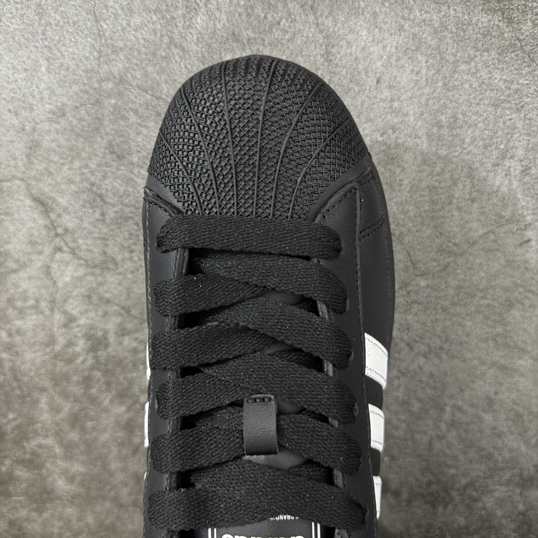 图片[5]-【H11顶级头层版】adidas originals Superstar 2 贝壳头 简约经典 舒适时尚 复古板鞋 男女同款 黑白 货号：JI0079 全新升级版 皮料改进至头层原厂皮 原盒 原底原料 开模打造 原厂织唛鞋标 高精密准度 原楦原纸板开发 匹配原版98%以上 后跟垫棉独家呈现 反口里弧度正确 原厂鞋垫 背胶 后跟电绣针数 与正品一致 原厂皮料 原厂车缝线 质感无敌 皮料切割干净 无任何毛边 清洁度细节完美 进口港宝加持 后跟自然饱满 还原公司包裹性 鞋面采用原装数据贴合技术 全方位贴合包裹脚型 鞋跟部鞋底牵引设计 提供强大的抓地性能 更适应不同实战场地路面 尺码：35.5 36 36.5 37.5 38 38.5 39 40 40.5 41 42 42.5 43 44 45-选品中心