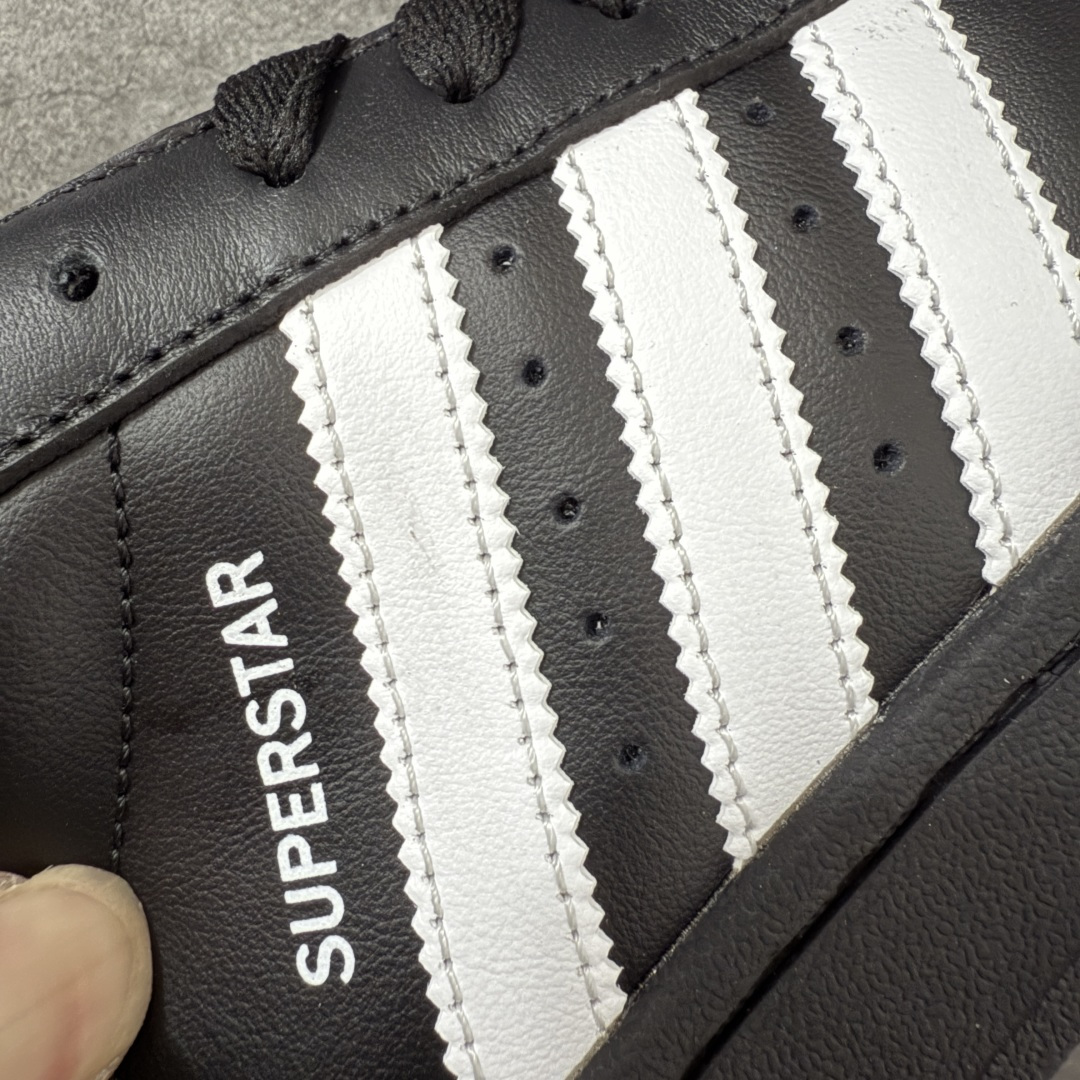 图片[2]-【H11顶级头层版】adidas originals Superstar 2 贝壳头 简约经典 舒适时尚 复古板鞋 男女同款 黑白 货号：JI0079 全新升级版 皮料改进至头层原厂皮 原盒 原底原料 开模打造 原厂织唛鞋标 高精密准度 原楦原纸板开发 匹配原版98%以上 后跟垫棉独家呈现 反口里弧度正确 原厂鞋垫 背胶 后跟电绣针数 与正品一致 原厂皮料 原厂车缝线 质感无敌 皮料切割干净 无任何毛边 清洁度细节完美 进口港宝加持 后跟自然饱满 还原公司包裹性 鞋面采用原装数据贴合技术 全方位贴合包裹脚型 鞋跟部鞋底牵引设计 提供强大的抓地性能 更适应不同实战场地路面 尺码：35.5 36 36.5 37.5 38 38.5 39 40 40.5 41 42 42.5 43 44 45-选品中心