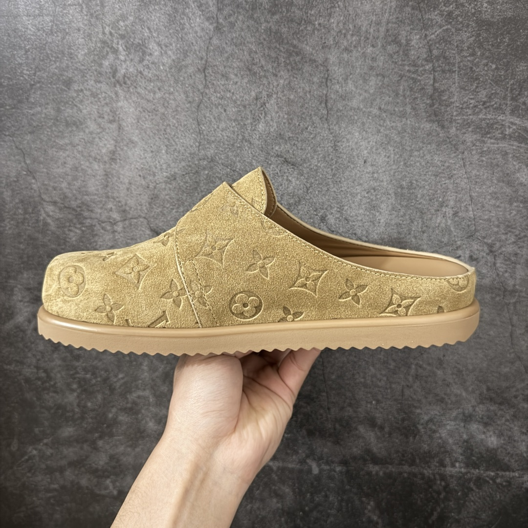 图片[2]-【莞顶纯原】Lv 驴家 Easy 绒面小牛皮 勃肯半包头拖鞋 原版开发 市面最高版本 全网首发 东莞大厂出品 原厂级别 原版一比一开发 高端外贸平台 零售专供品质 独家私模大底 原厂进口特A 9级真正1比1老花鞋面 9级为最顶面料 全鞋印花对点对位 内里采用全粒面头层牛皮 原版定制电镀五金辅料 整体还原度95%以上 尺码：40 41 42 43 44 45 46-选品中心