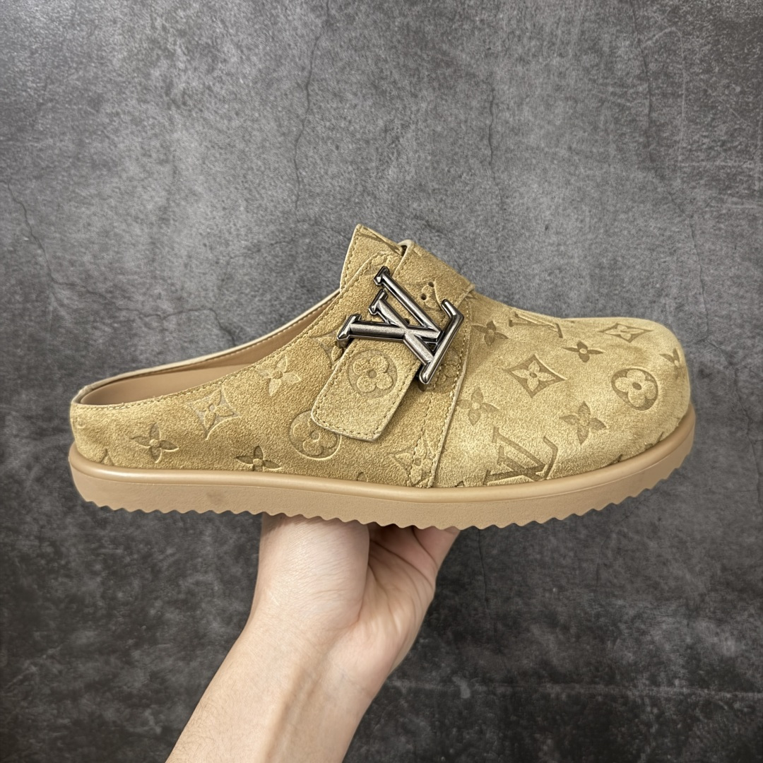 【莞顶纯原】Lv 驴家 Easy 绒面小牛皮 勃肯半包头拖鞋 原版开发 市面最高版本 全网首发 东莞大厂出品 原厂级别 原版一比一开发 高端外贸平台 零售专供品质 独家私模大底 原厂进口特A 9级真正1比1老花鞋面 9级为最顶面料 全鞋印花对点对位 内里采用全粒面头层牛皮 原版定制电镀五金辅料 整体还原度95%以上 尺码：40 41 42 43 44 45 46-选品中心