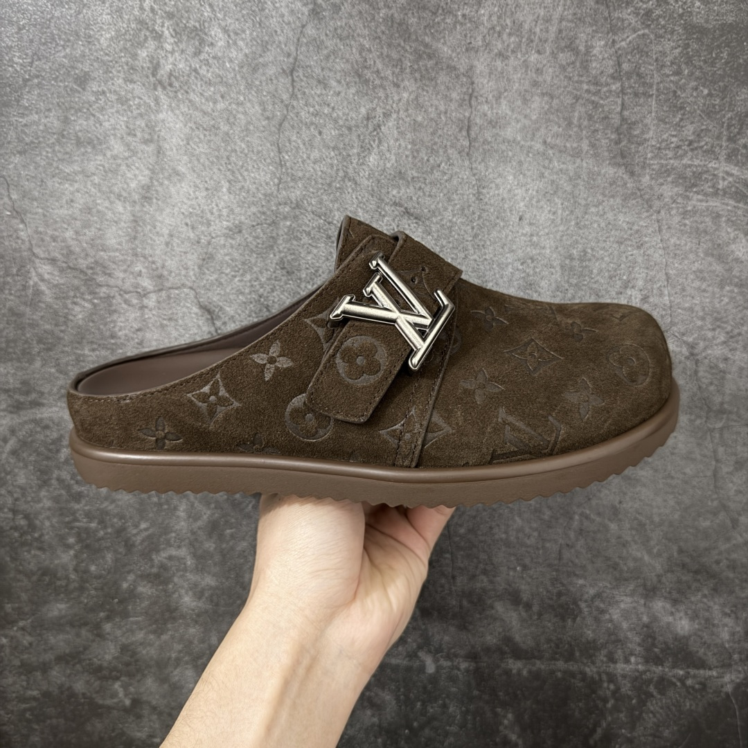 【莞顶纯原】Lv 驴家 Easy 绒面小牛皮 勃肯半包头拖鞋 原版开发 市面最高版本 全网首发 东莞大厂出品 原厂级别 原版一比一开发 高端外贸平台 零售专供品质 独家私模大底 原厂进口特A 9级真正1比1老花鞋面 9级为最顶面料 全鞋印花对点对位 内里采用全粒面头层牛皮 原版定制电镀五金辅料 整体还原度95%以上 尺码：40 41 42 43 44 45 46-选品中心
