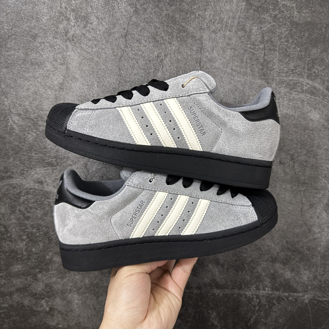 图片[9]-【H11顶级头层版】adidas originals Superstar 2 贝壳头 简约经典 舒适时尚 复古板鞋 男女同款 黑白 货号：JQ3222 全新升级版 皮料改进至头层原厂皮 原盒 原底原料 开模打造 原厂织唛鞋标 高精密准度 原楦原纸板开发 匹配原版98%以上 后跟垫棉独家呈现 反口里弧度正确 原厂鞋垫 背胶 后跟电绣针数 与正品一致 原厂皮料 原厂车缝线 质感无敌 皮料切割干净 无任何毛边 清洁度细节完美 进口港宝加持 后跟自然饱满 还原公司包裹性 鞋面采用原装数据贴合技术 全方位贴合包裹脚型 鞋跟部鞋底牵引设计 提供强大的抓地性能 更适应不同实战场地路面 尺码：35.5 36 36.5 37.5 38 38.5 39 40 40.5 41 42 42.5 43 44 45-选品中心