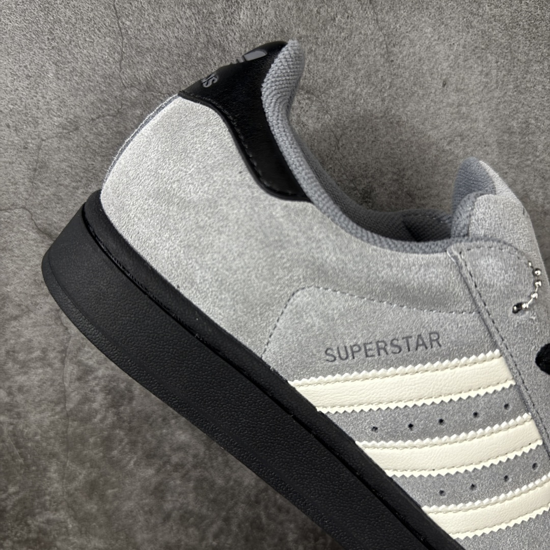 图片[6]-【H11顶级头层版】adidas originals Superstar 2 贝壳头 简约经典 舒适时尚 复古板鞋 男女同款 黑白 货号：JQ3222 全新升级版 皮料改进至头层原厂皮 原盒 原底原料 开模打造 原厂织唛鞋标 高精密准度 原楦原纸板开发 匹配原版98%以上 后跟垫棉独家呈现 反口里弧度正确 原厂鞋垫 背胶 后跟电绣针数 与正品一致 原厂皮料 原厂车缝线 质感无敌 皮料切割干净 无任何毛边 清洁度细节完美 进口港宝加持 后跟自然饱满 还原公司包裹性 鞋面采用原装数据贴合技术 全方位贴合包裹脚型 鞋跟部鞋底牵引设计 提供强大的抓地性能 更适应不同实战场地路面 尺码：35.5 36 36.5 37.5 38 38.5 39 40 40.5 41 42 42.5 43 44 45-选品中心